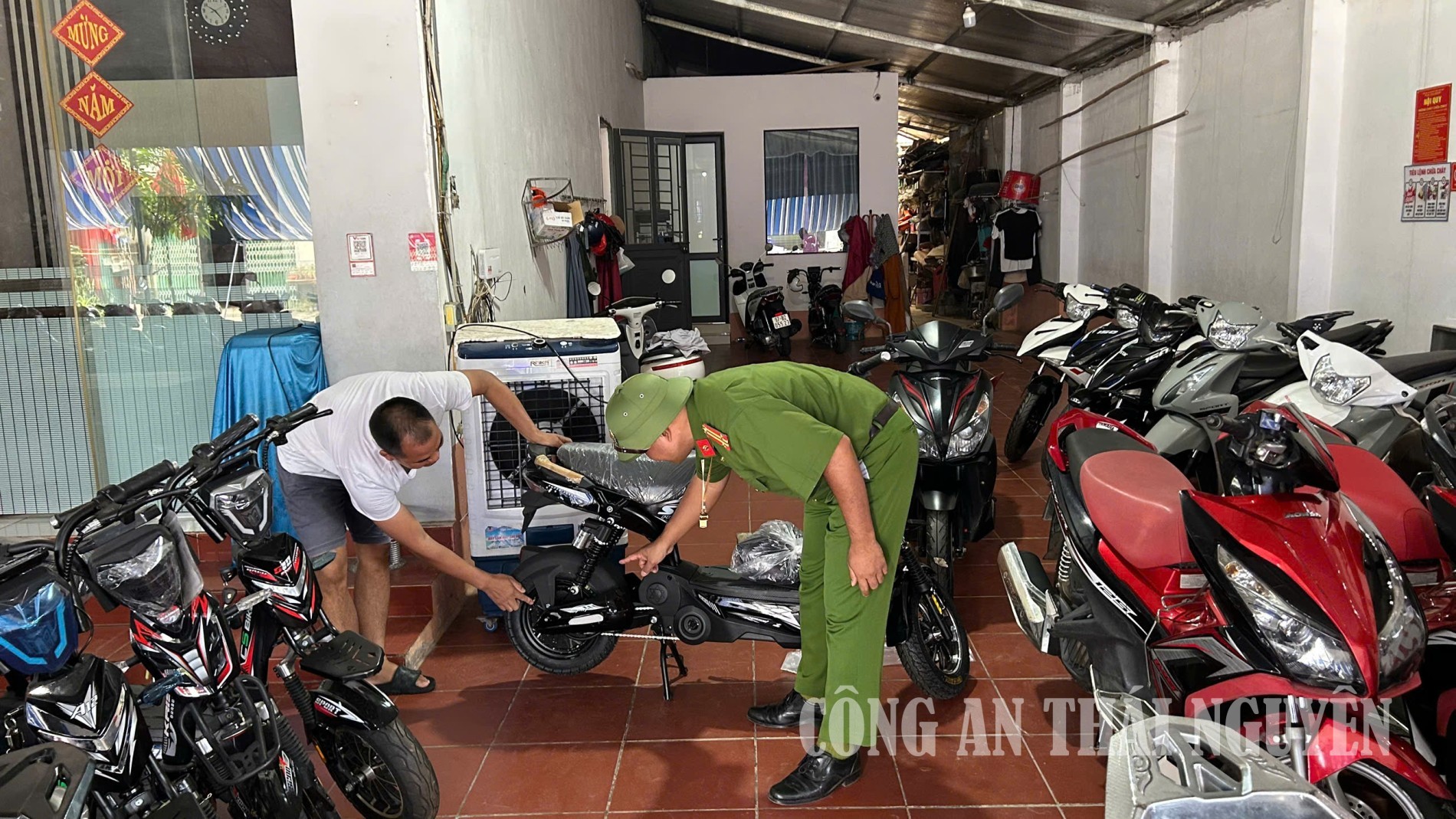 Công an phường Đức Xuân kiểm tra các cửa hàng bán xe máy