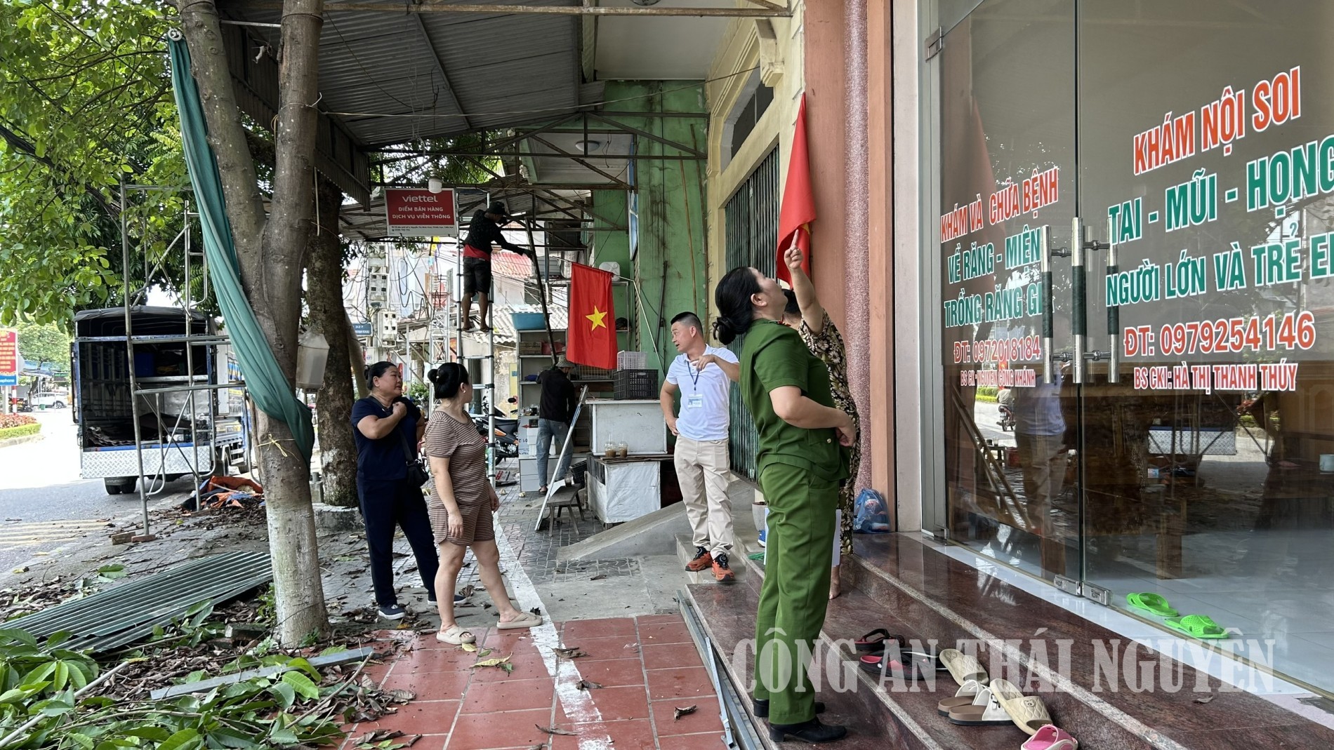 Công an phường phối hợp tuyên truyền, vận động nhân dân tháo dỡ mái tôn, mái vẩy
