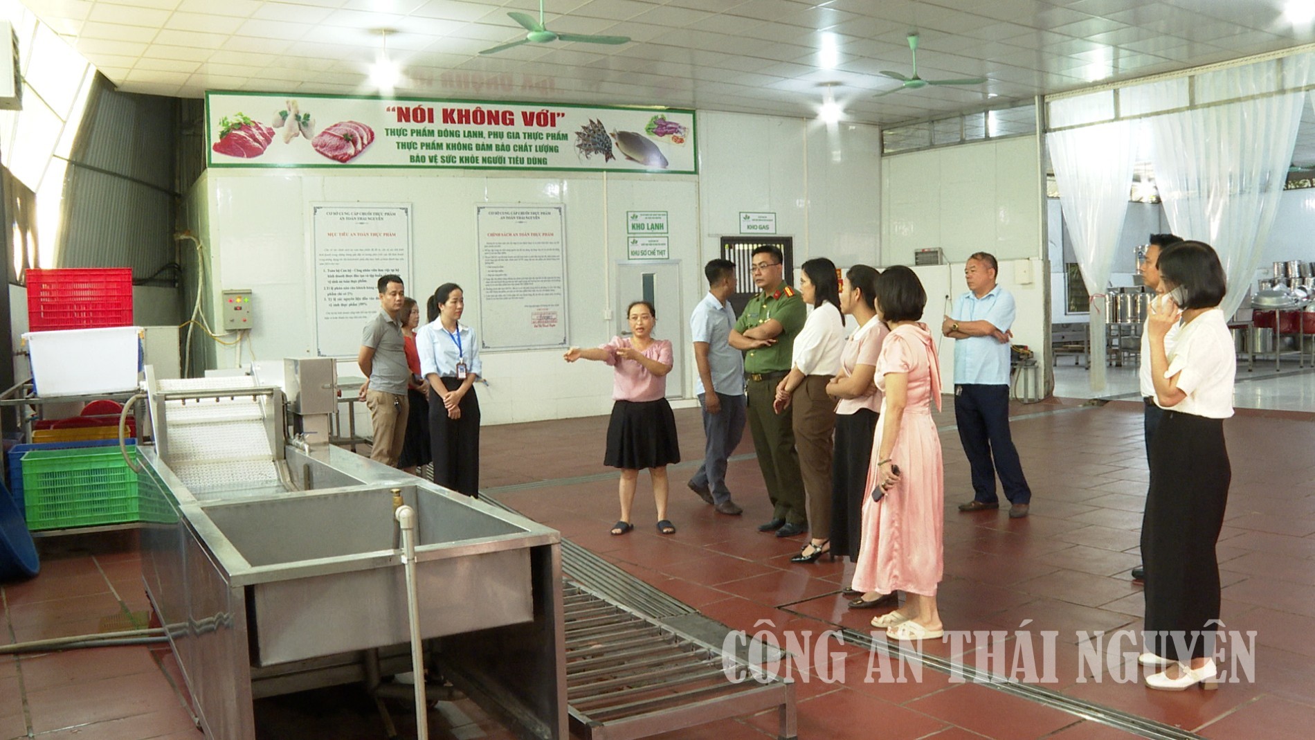 Công an phường phối hợp bảo đảm an toàn thực phẩm trong các cơ sở giáo dục