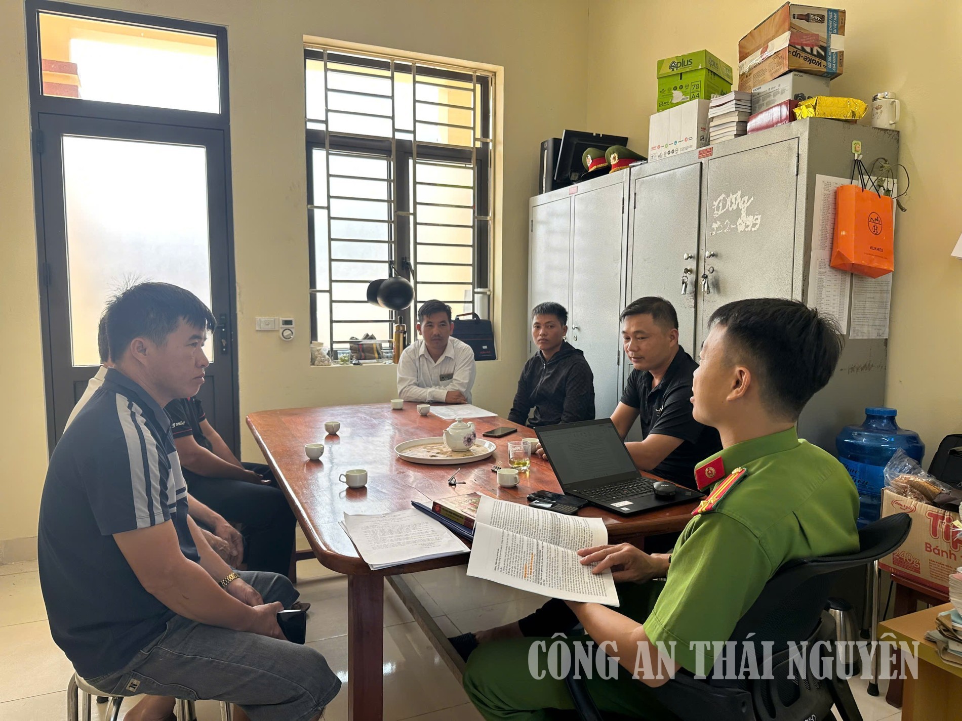 Công an xã tuyên truyền pháp luật về khoáng sản đối với các chủ phương tiện, hộ kinh doanh