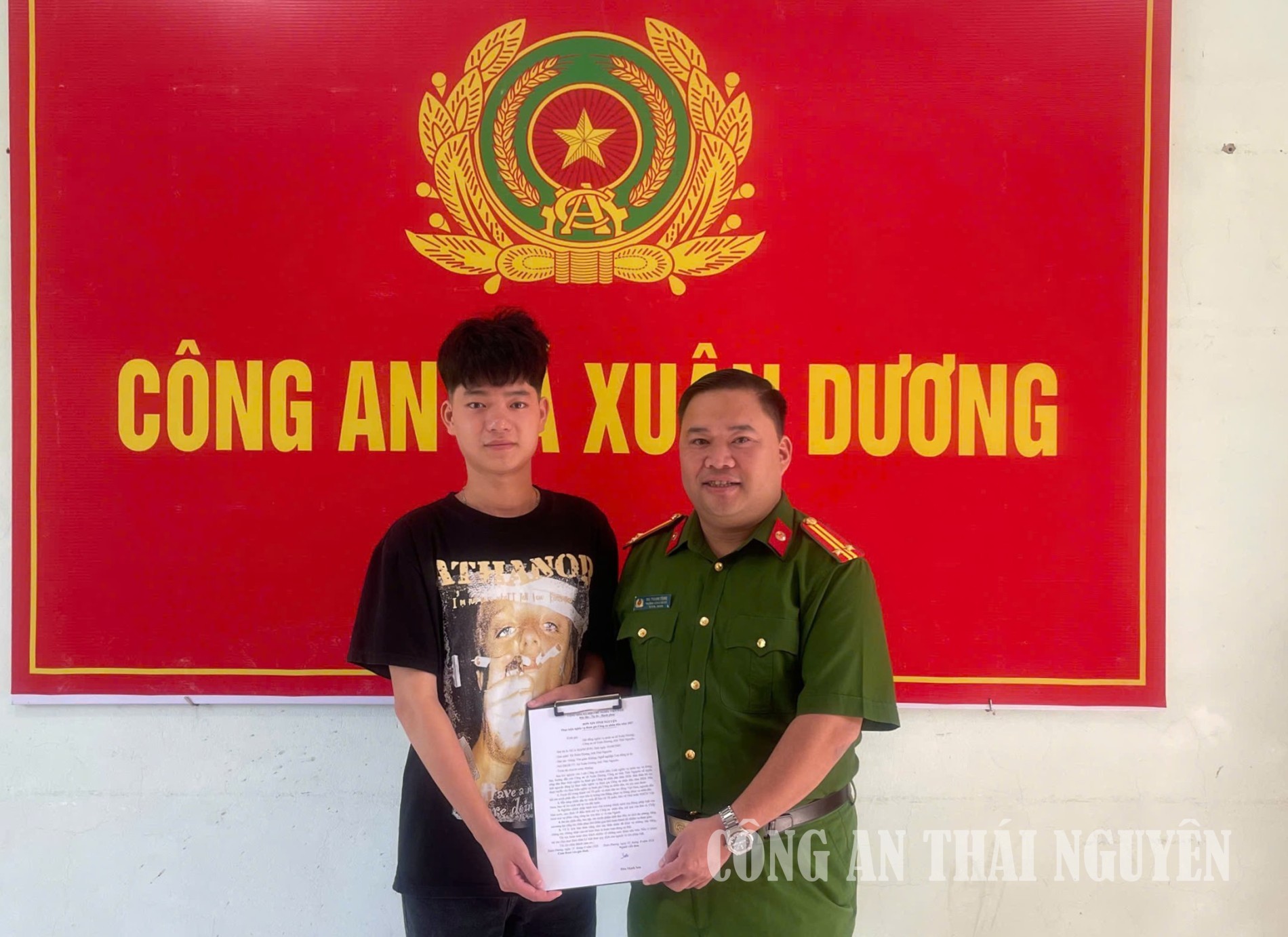 Công dân Hứa Mạnh Sơn làm đơn tình nguyện đăng ký thực hiện nghĩa vụ tham gia Công an nhân dân năm 2027