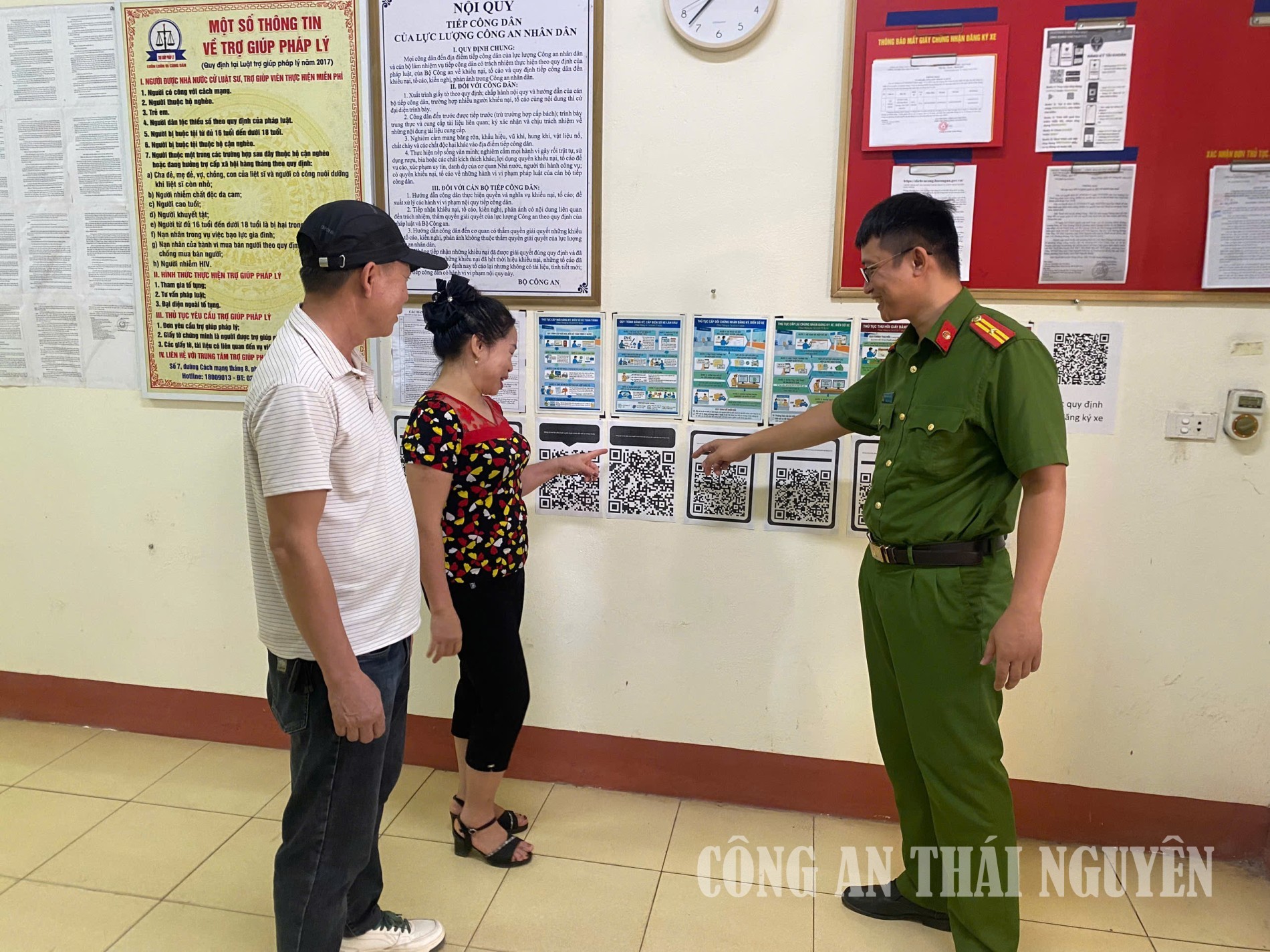 Công an phường Bách Quang hướng dẫn nhân dân làm thủ tục đăng ký xe
