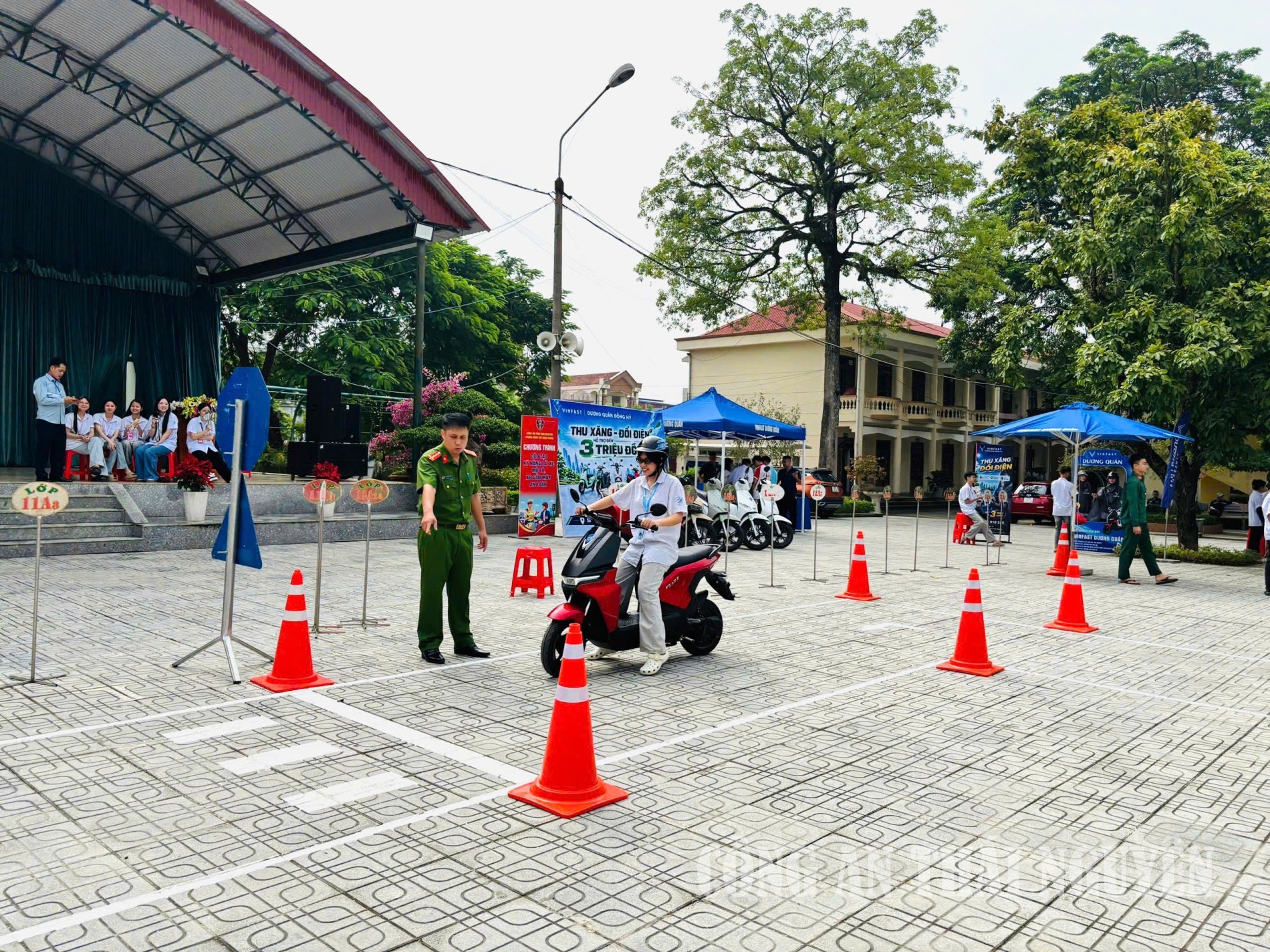 Công an phường Linh Sơn hướng dẫn người dân kỹ năng điều khiển phương tiện an toàn