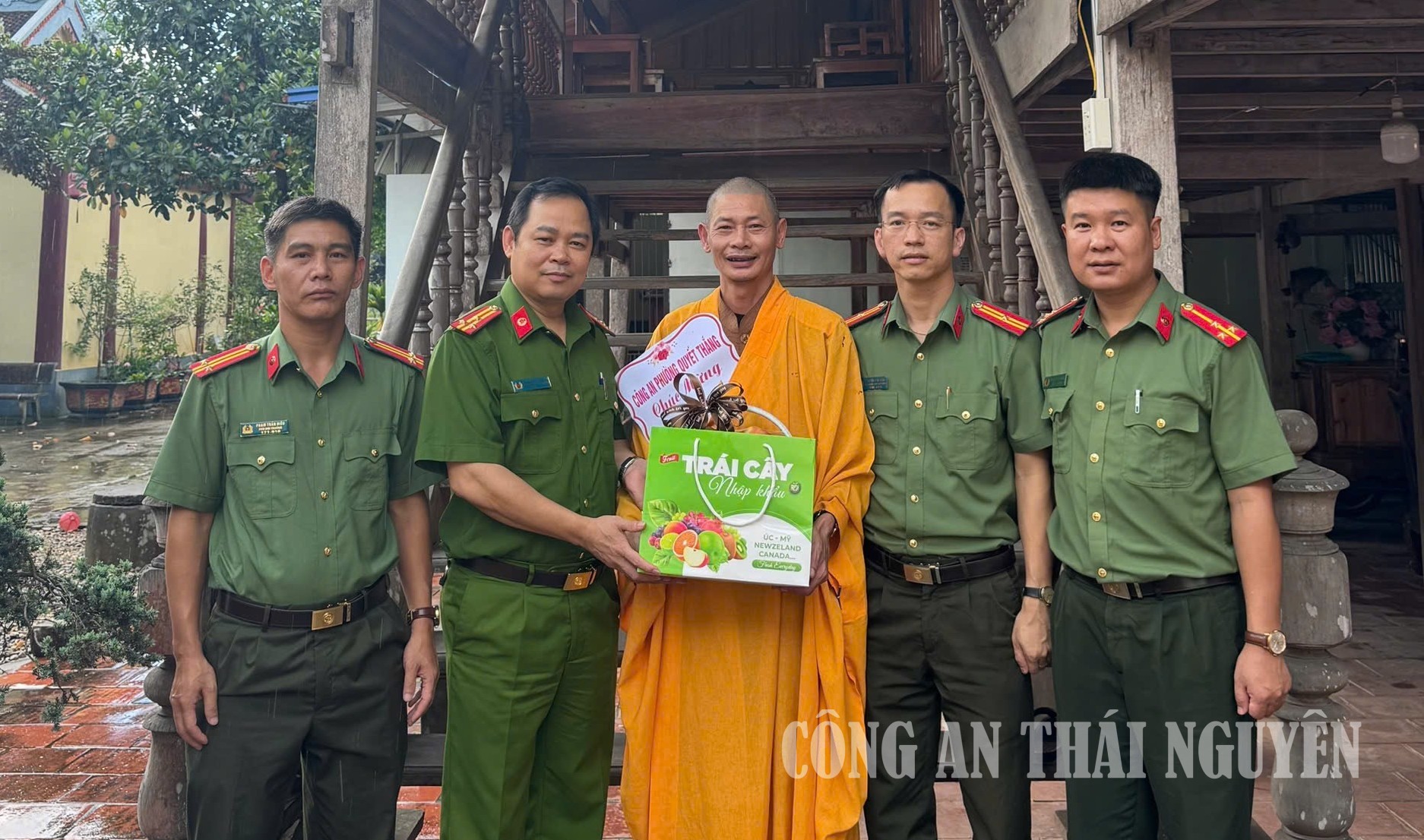 Công an phường Quyết Thắng thăm, chúc mừng các cơ sở Phật giáo nhân dịp lễ Vu Lan năm 2026