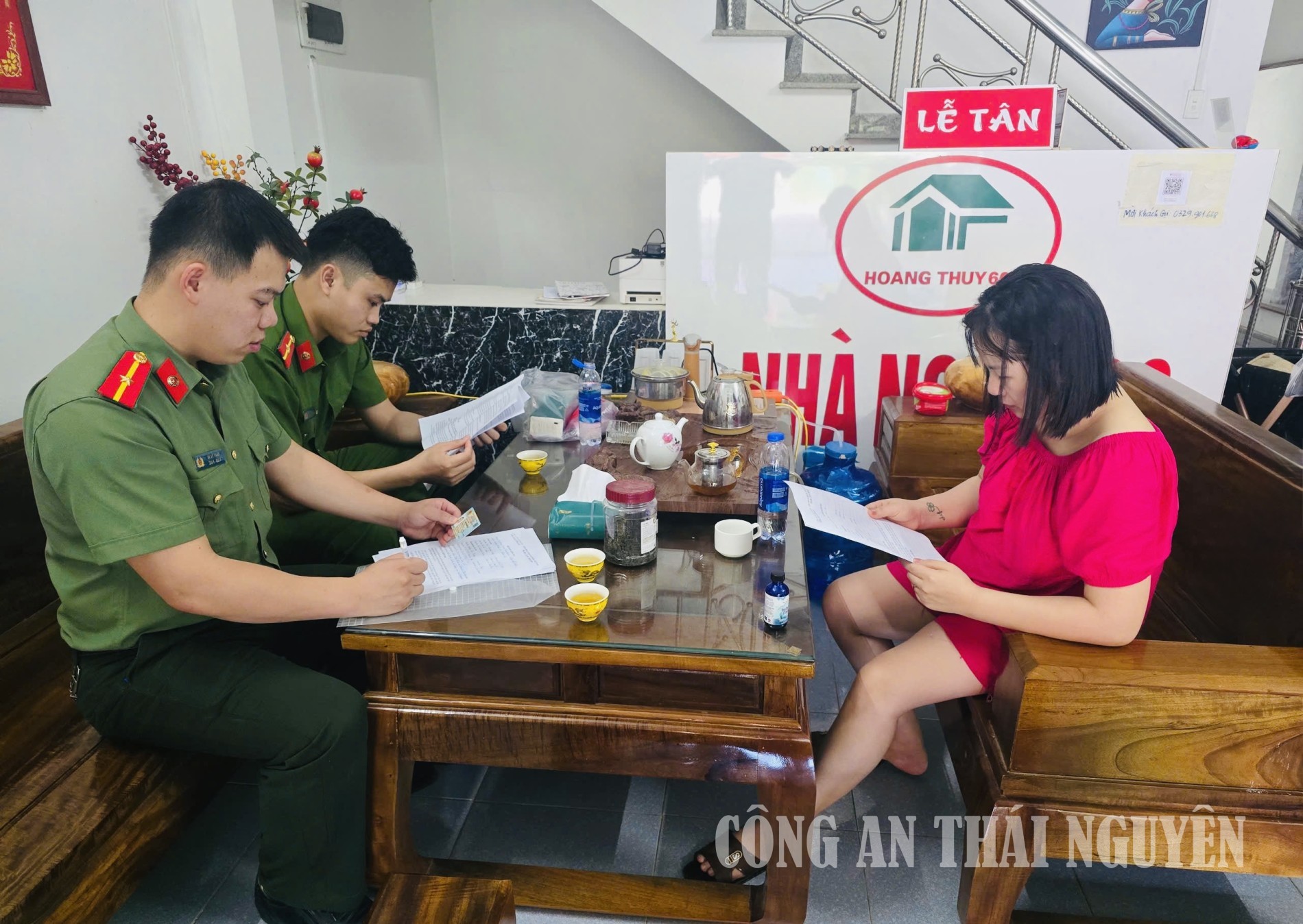 Công an xã kiểm tra, hướng dẫn cơ sở lưu trú thực hiện khai báo tạm trú