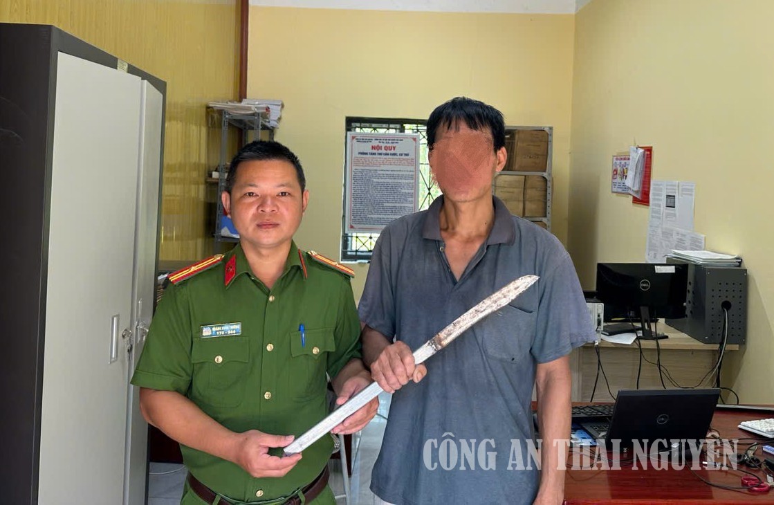 Người dân tự nguyện giao nộp dao tự chế cho Công an xã Lam Vỹ