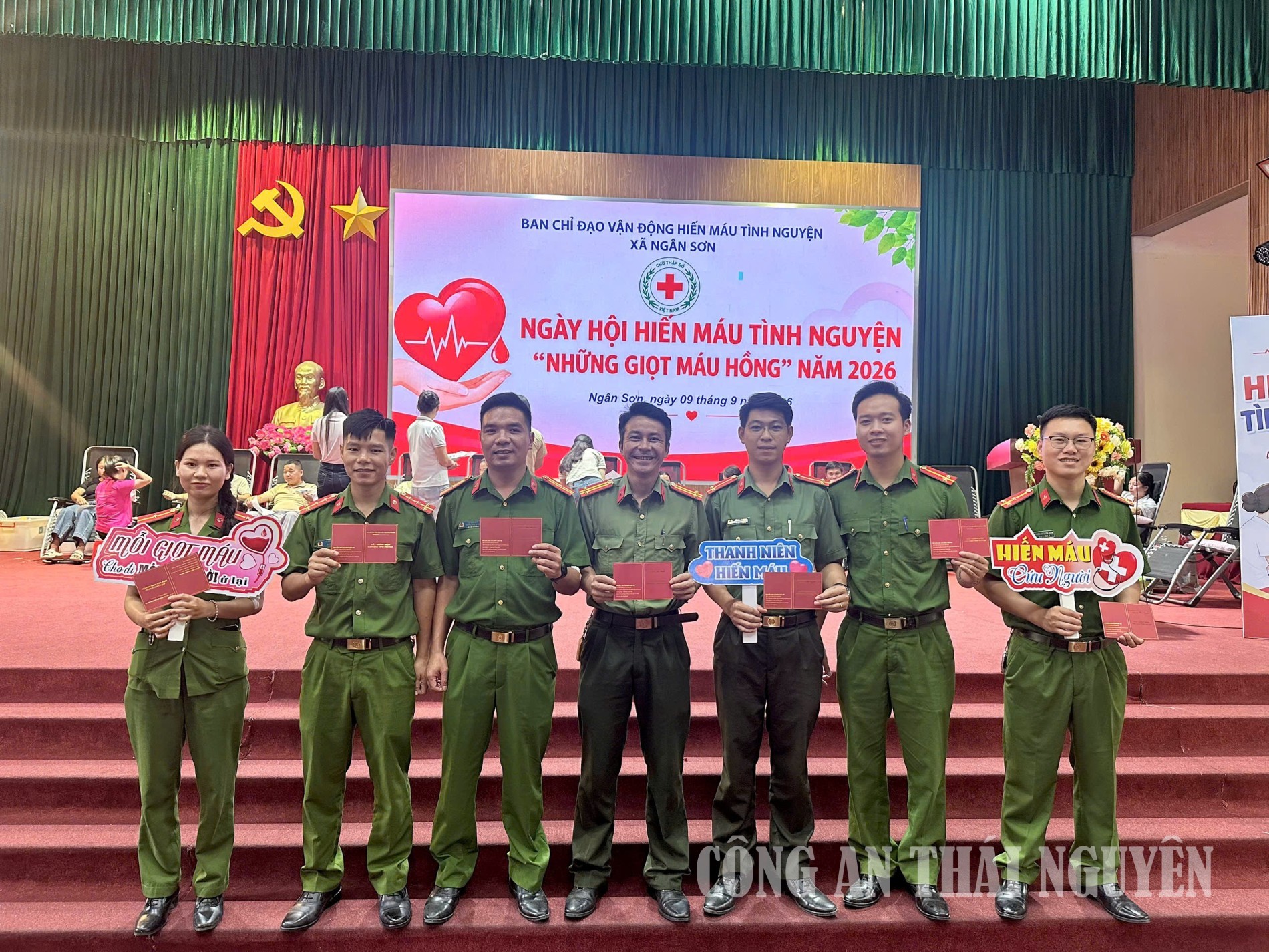 Cán bộ Công an xã tham gia hiến máu