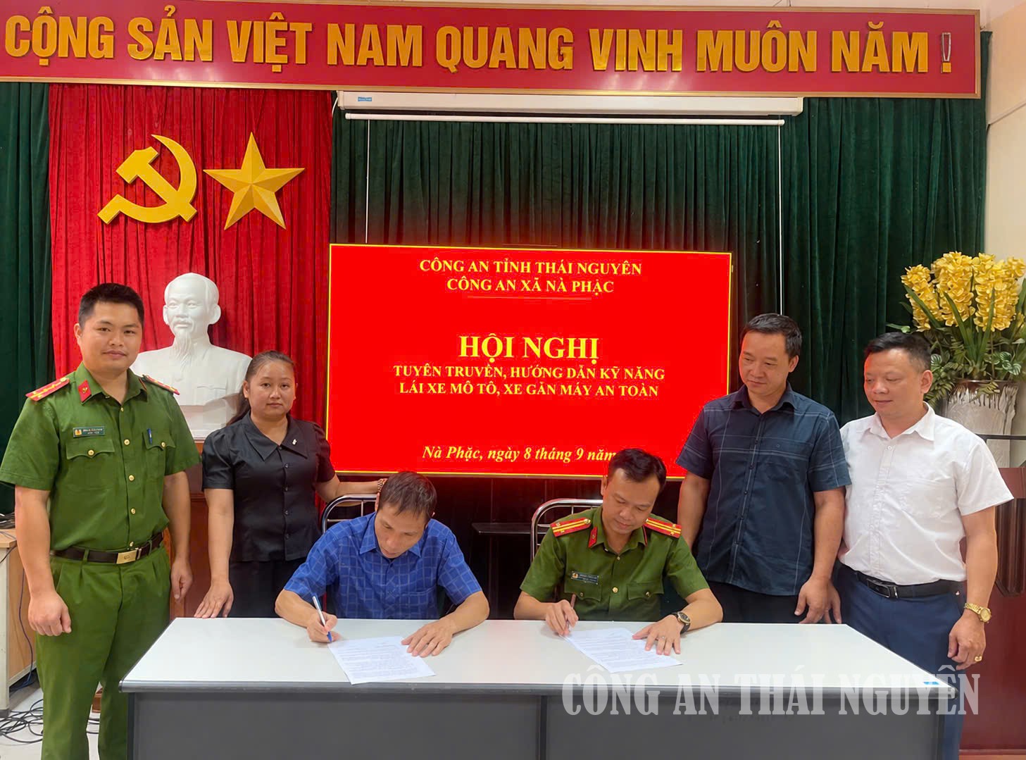 Đại diện Công an xã và nhà trường ký cam kết bảo đảm trật tự, an toàn giao thông