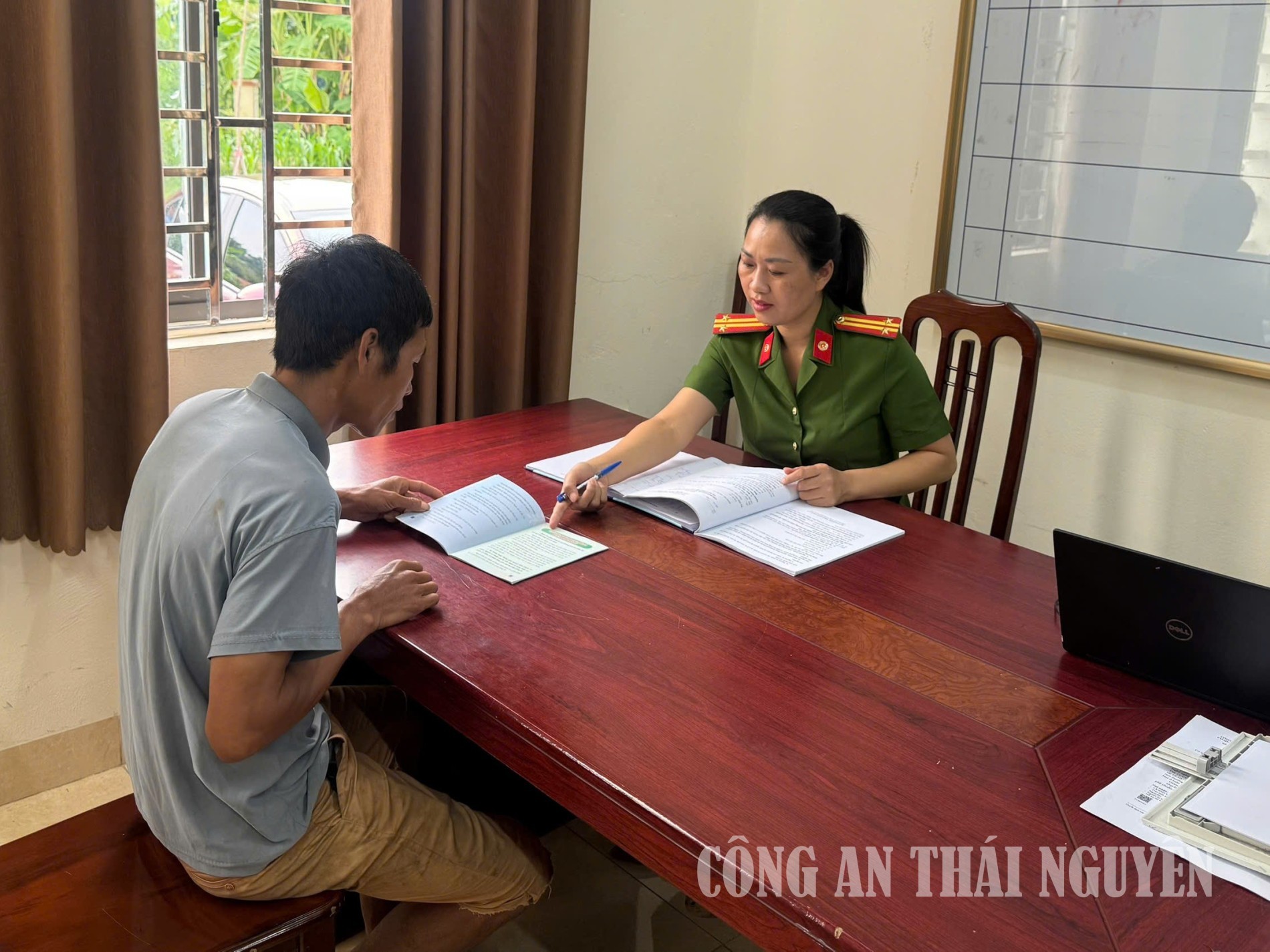 Cán bộ Công an xã tiếp nhận, tư vấn, hướng dẫn người dân thực hiện các thủ tục liên quan đến cai nghiện ma túy