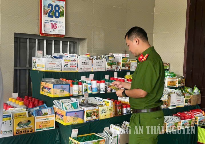 Công an xã Phú Xuyên kiểm tra việc chấp hành pháp luật trong hoạt động sản xuất, kinh doanh vật tư nông nghiệp