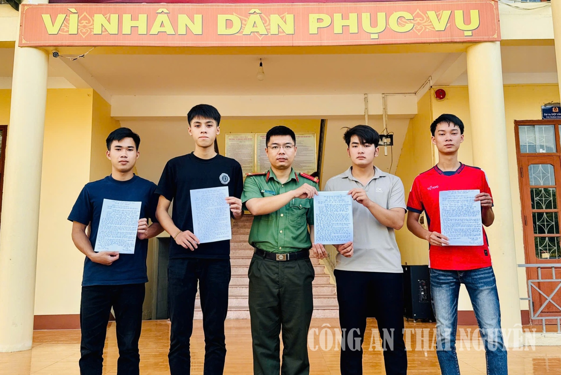 Công an xã Phú Xuyên tiếp nhận đơn tình nguyện tham gia nghĩa vụ CAND