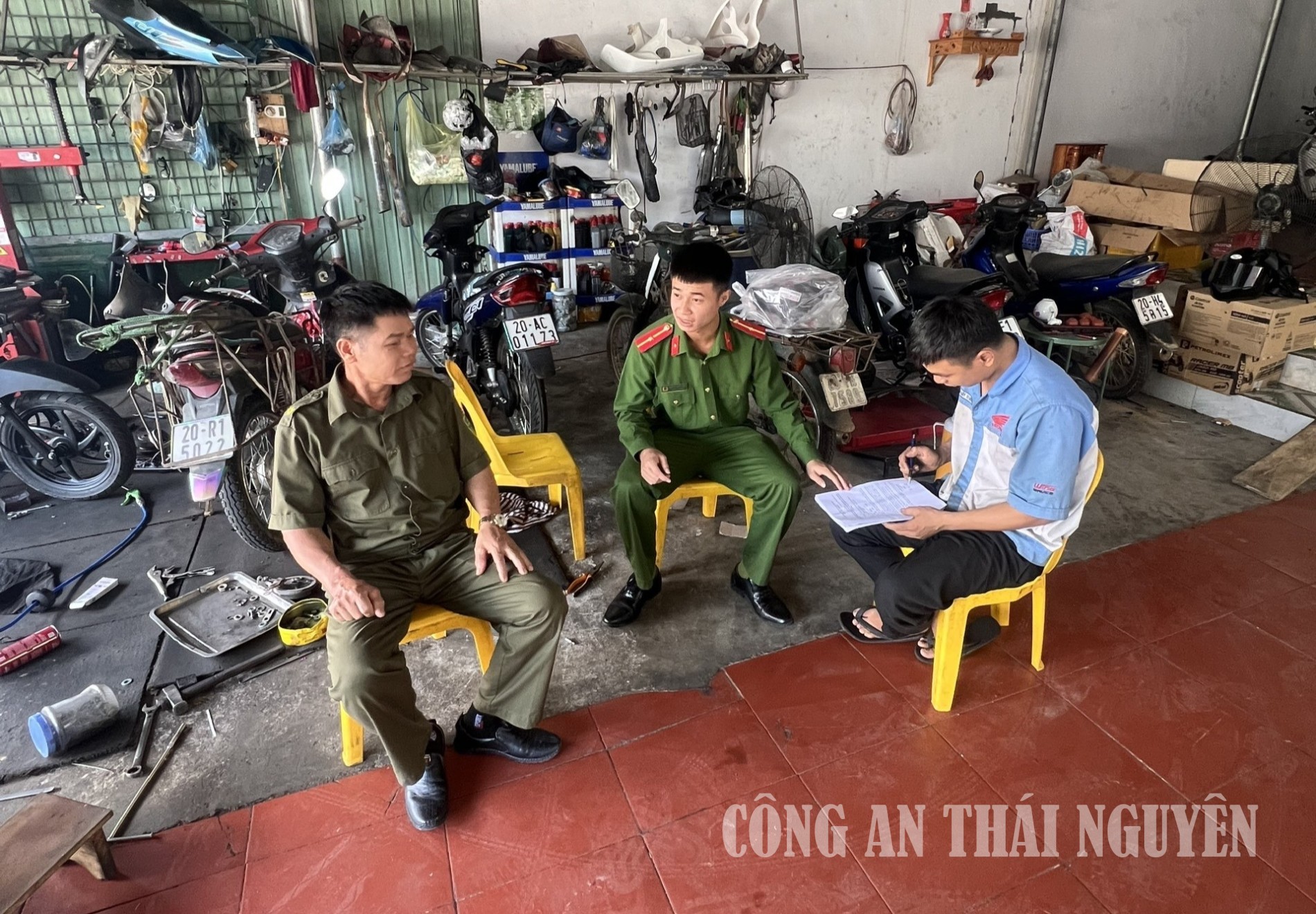 Công an xã Phú Xuyên tuyên truyền, ký cam kết không độ, chế xe đạp, xe đạp điện