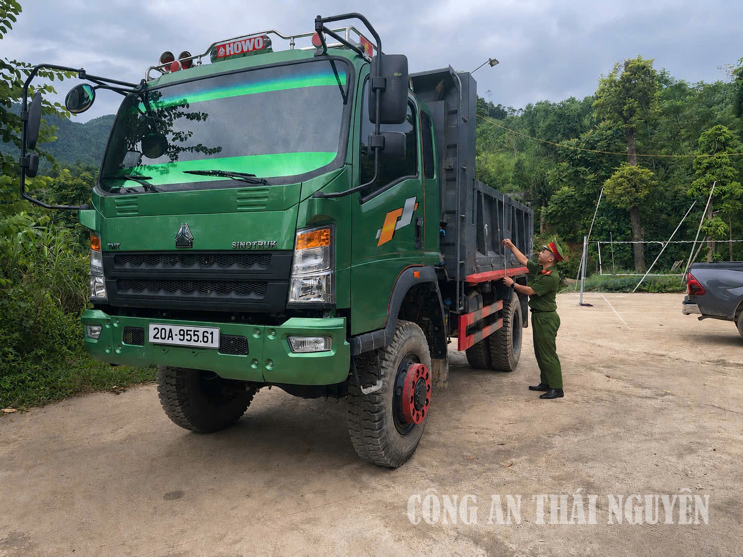 Công an xã rà soát phương tiện vận tải trên địa bàn xã