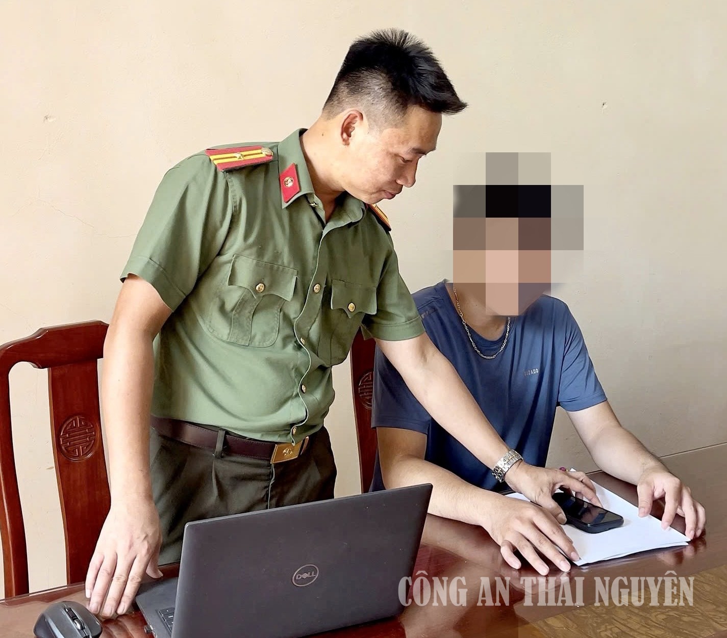 Cán bộ Công an xã mời công dân đến làm việc
