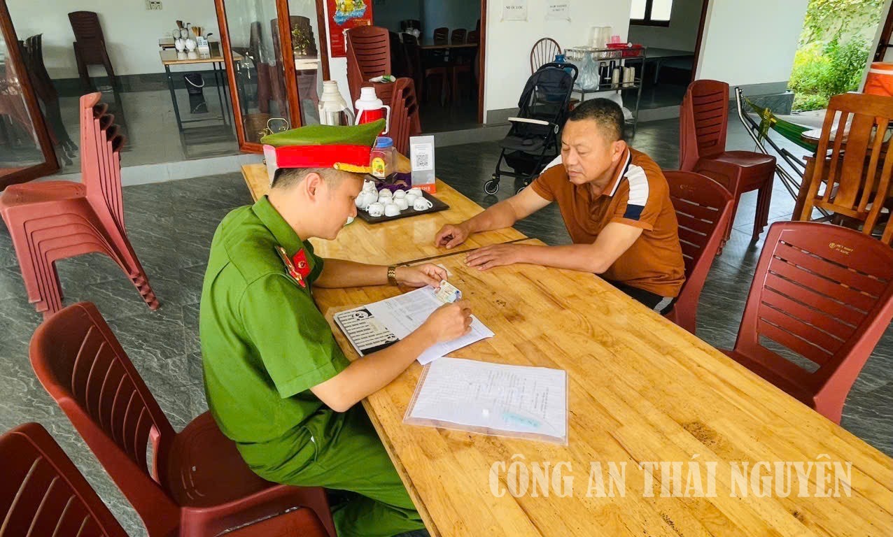 Cán bộ Công an xã đến từng nhà người dân để thực hiện làm sạch dữ liệu đăng ký xe