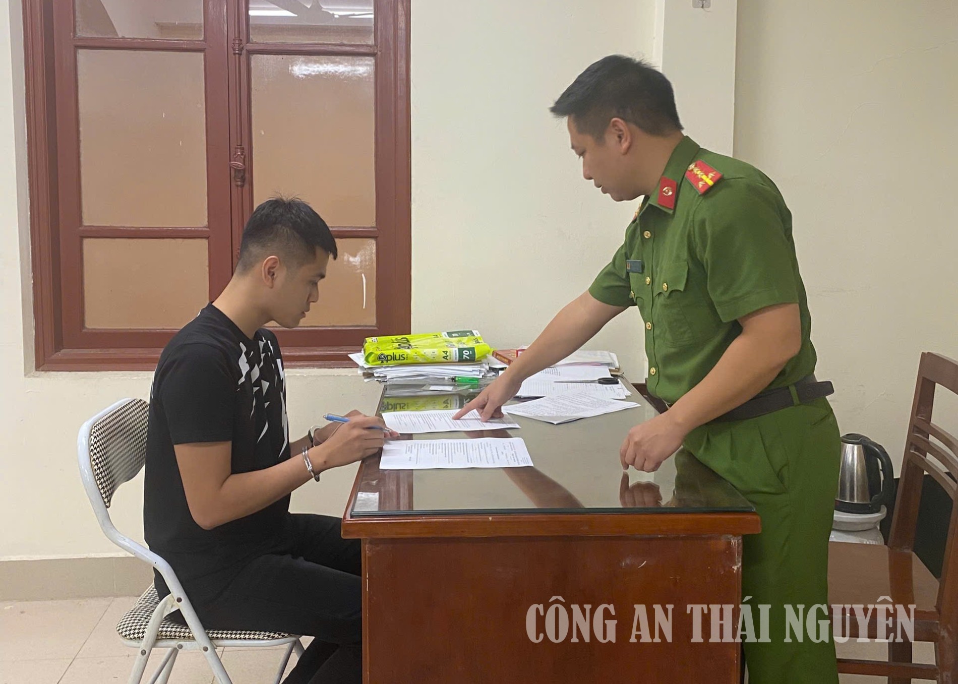 Điều tra viên Văn phòng Cơ quan CSĐT làm việc với Nguyễn Thanh Tuấn