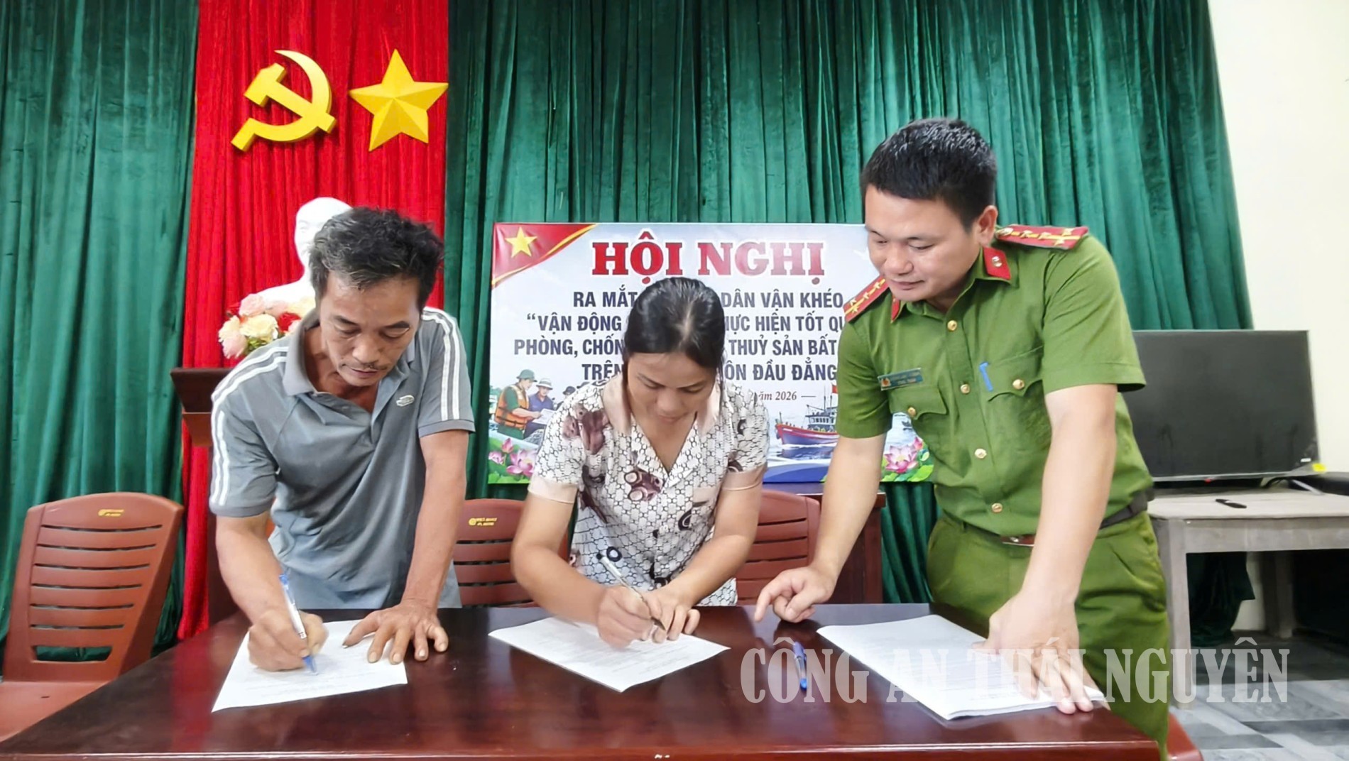 Đại diện các hộ gia đình ký cam kết