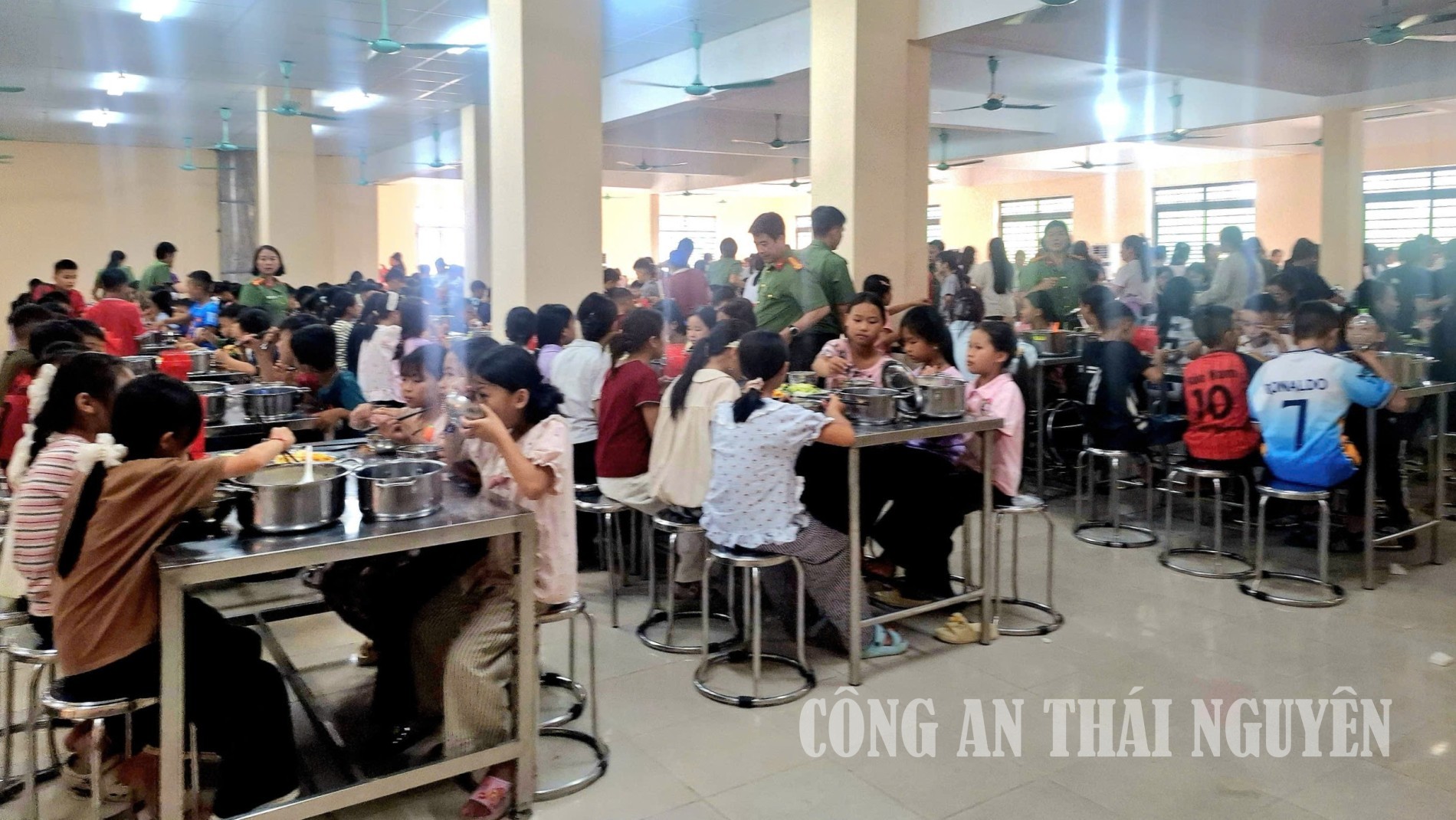 Ấm áp những bữa cơm đầu tiên xa nhà