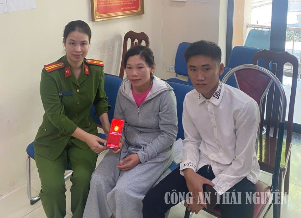 Công dân lấy ý kiến đánh giá về cải cách hành chính trong Công an nhân dân