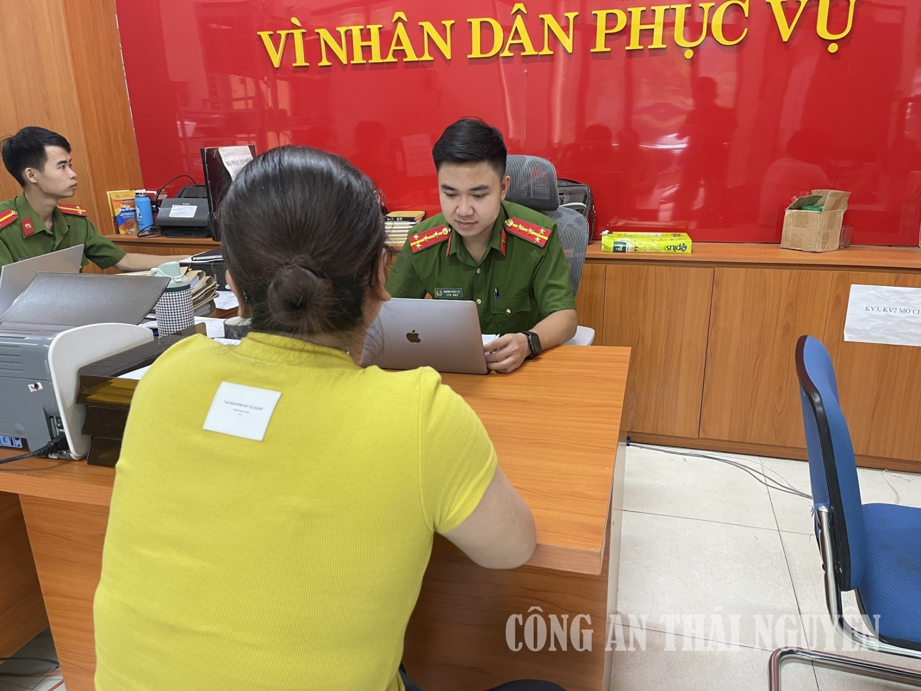 Cán bộ Công an phường hướng dẫn nhà trường làm thủ tục cấp lại mẫu con dấu