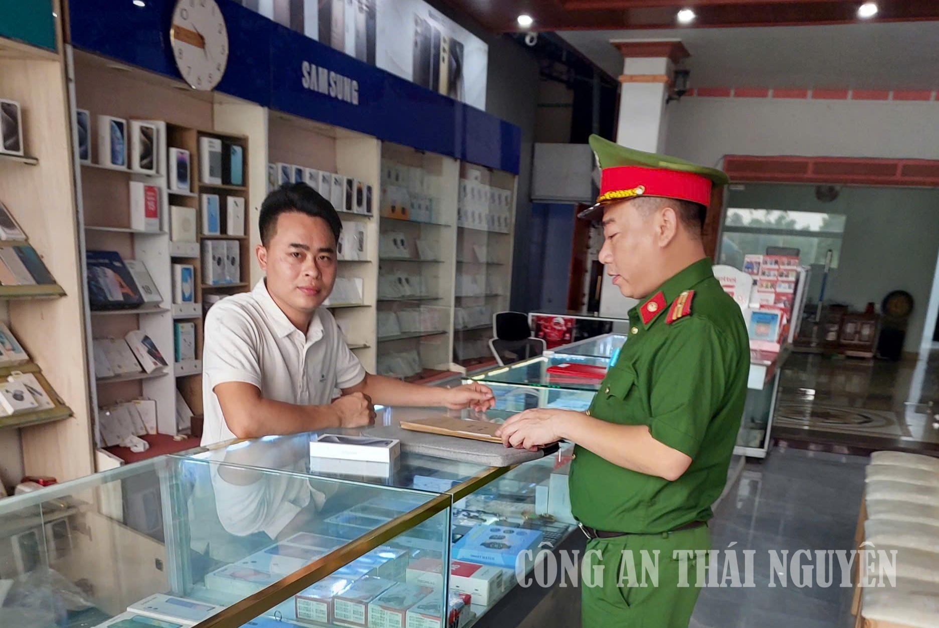 Công an phường Bách Quang tăng cường công tác kiểm tra, xử lý hàng hóa không rõ nguồn gốc