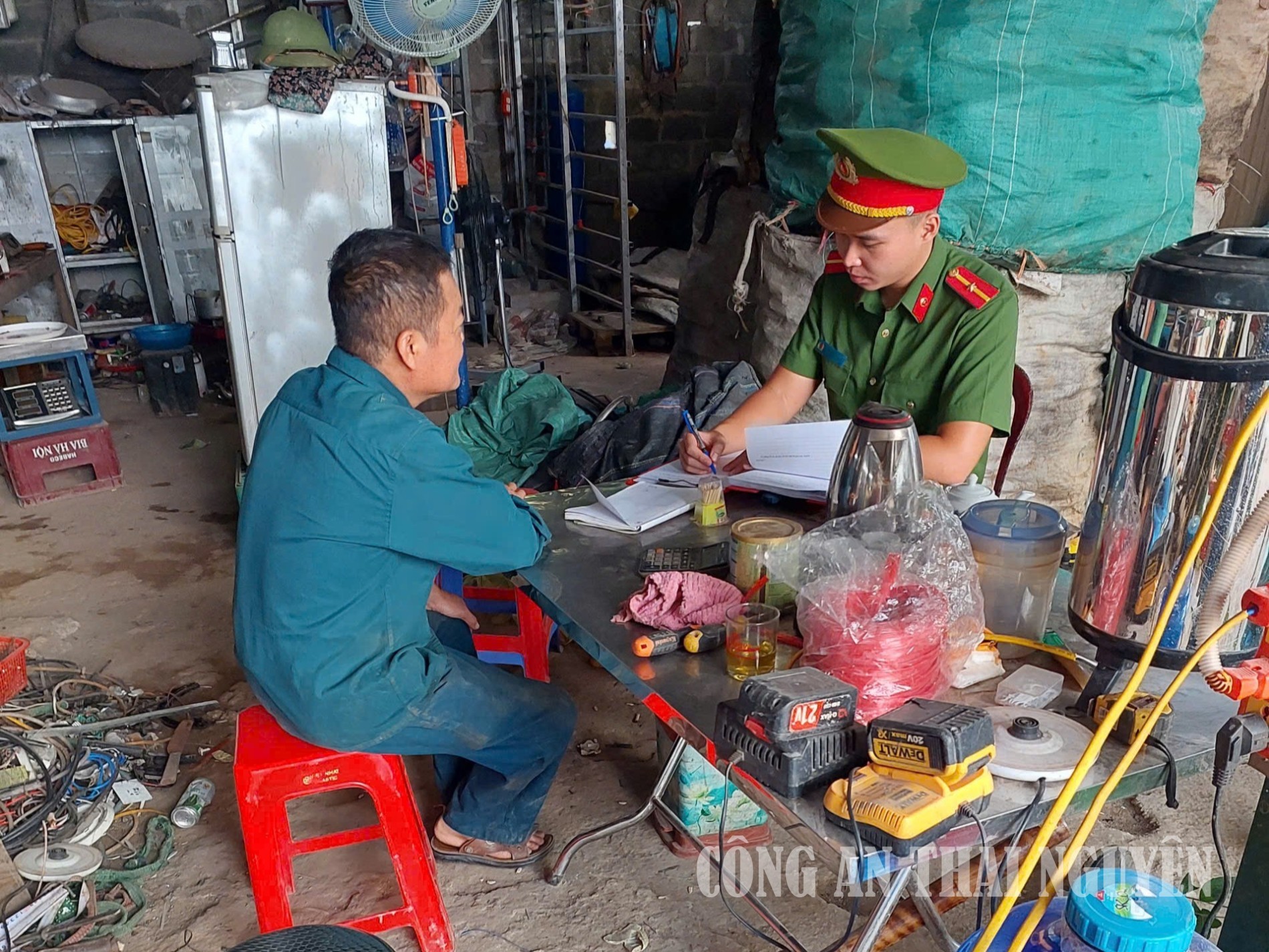 Công an phường Bách Quang kiểm tra, xử lý các hành vi vi phạm về môi trường