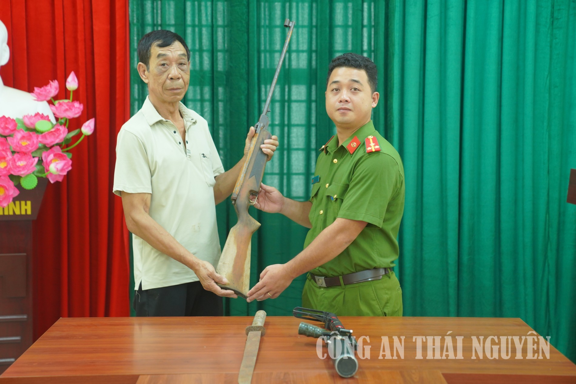 Tiếp nhận công dân đến giao nộp 01 khẩu súng tự chế tại Công an phường Linh Sơn