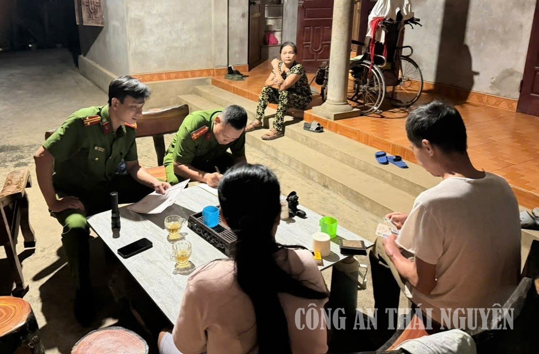 Cán bộ Công an phường kiểm tra cư trú tại các tổ dân phố