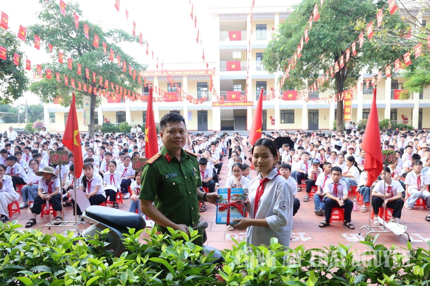Giao lưu, tìm hiểu kiến thức pháp luật và tặng quà tại chương trình