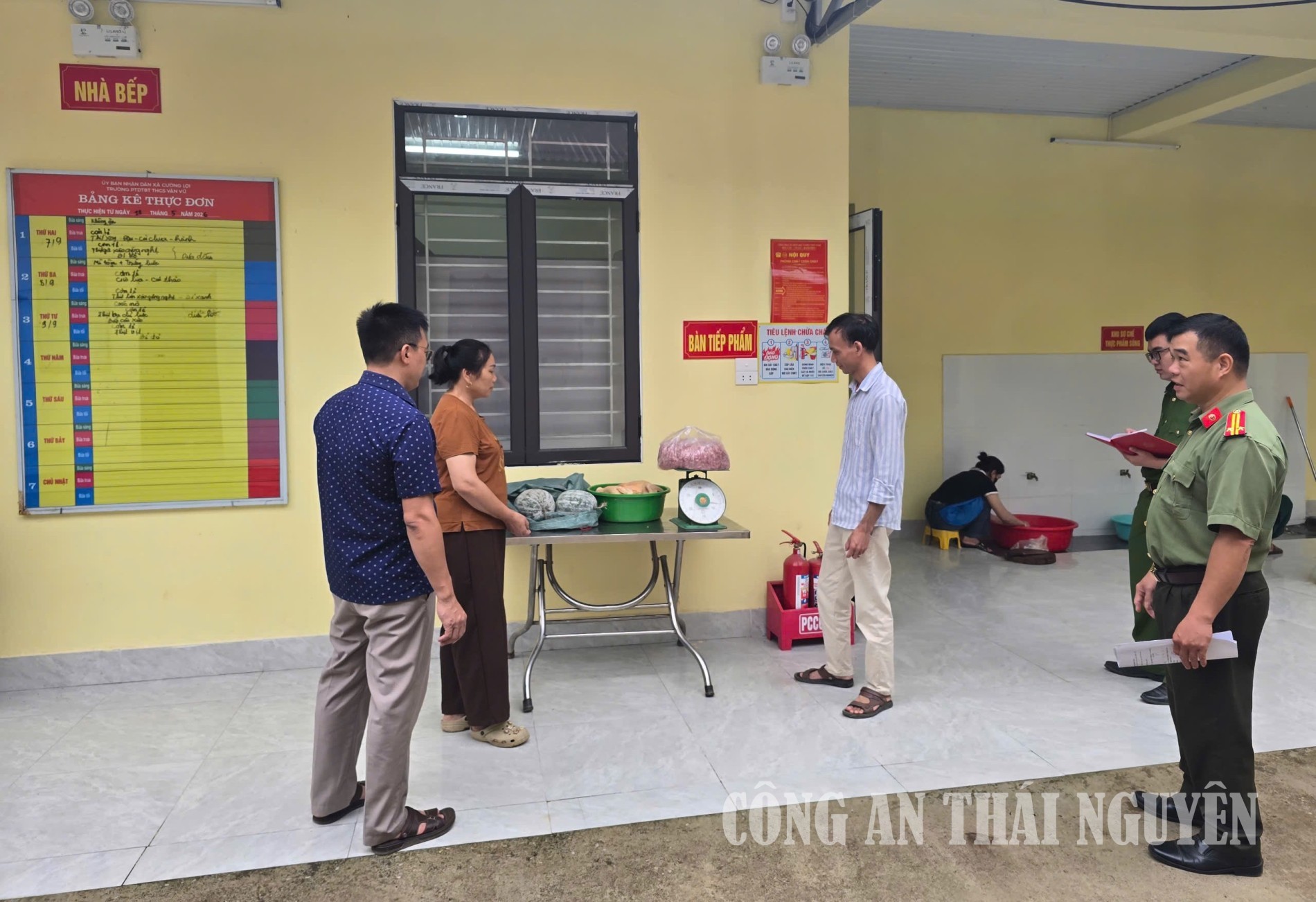 Công an xã kiểm tra an toàn thực phẩm tại các khu vực chế biến của trường