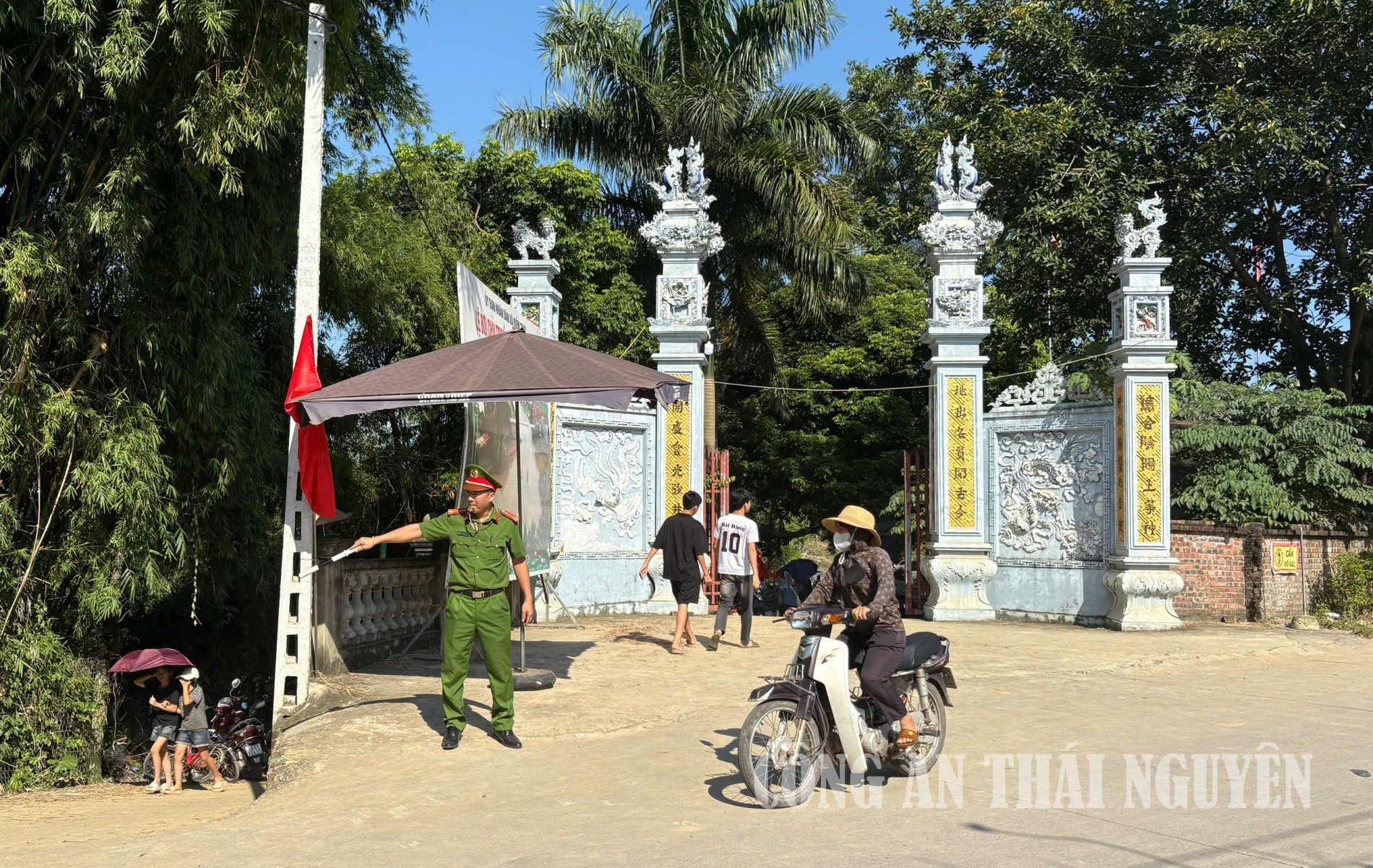 Cán bộ Công an xã hướng dẫn, điều tiết giao thông tại khu vực tập trung đông người