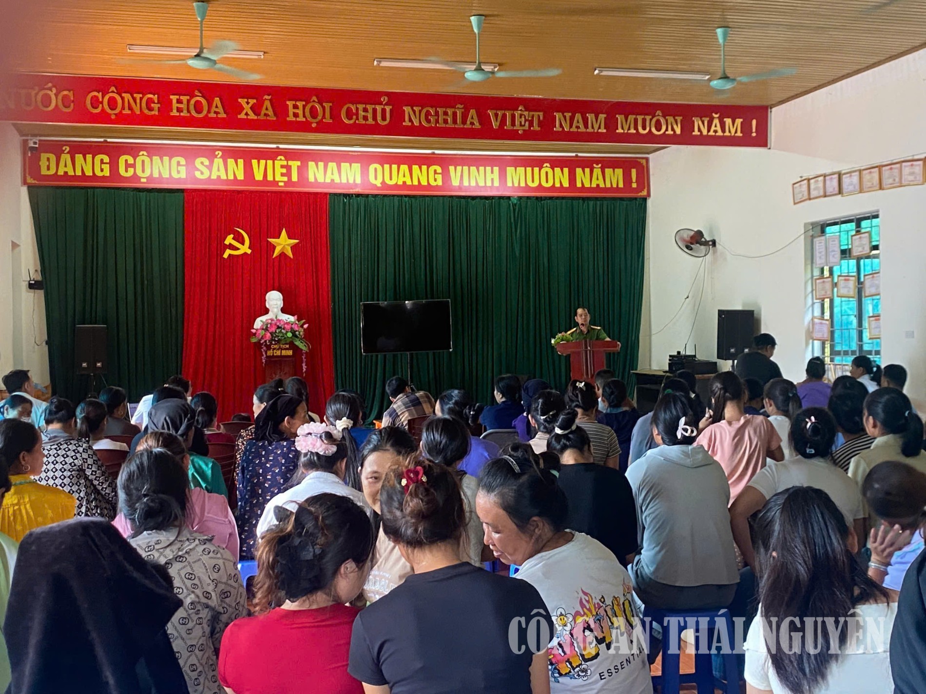 Cán bộ Công an xã tuyên truyền pháp luật tại các thôn