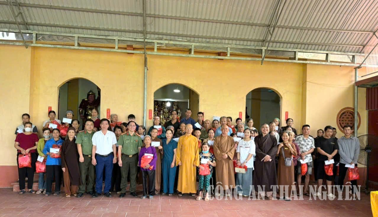 Tặng quà cho các hộ gia đình tín đồ, phật tử và nhân dân có hoàn cảnh khó khăn trên địa bàn xã Tân Thành