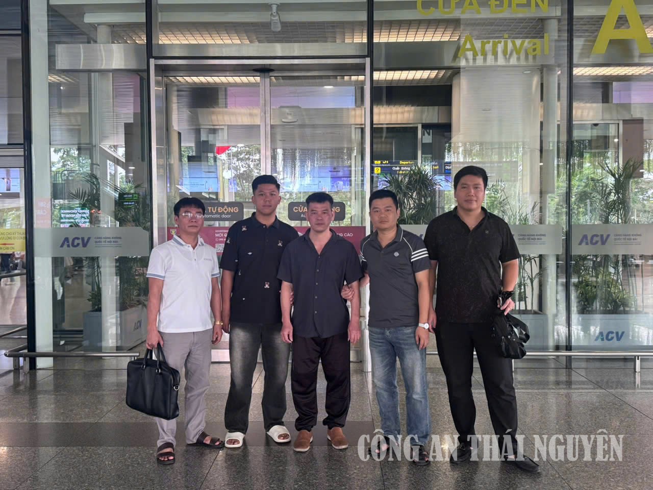 Các đơn vị phối hợp đưa đối tượng đang bị truy nã về nước đầu thú