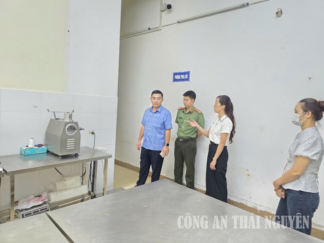 Công an phường Bách Quang phối hợp kiểm tra việc cung cấp thực phẩm và suất ăn cho các cơ sở giáo dục
