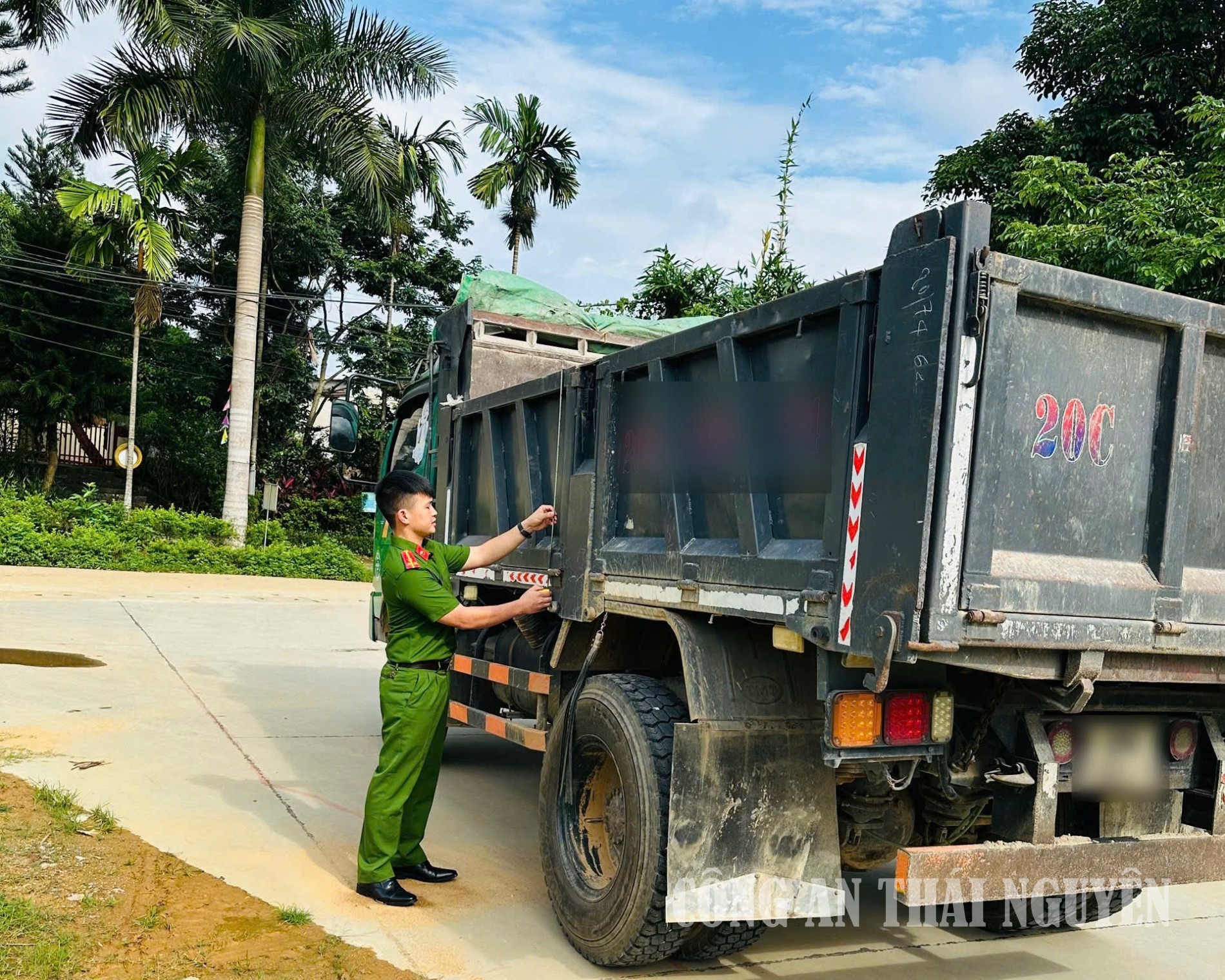 Công an xã kiểm tra kích thước thùng xe, xác định tình trạng cơi nới thành, thùng xe