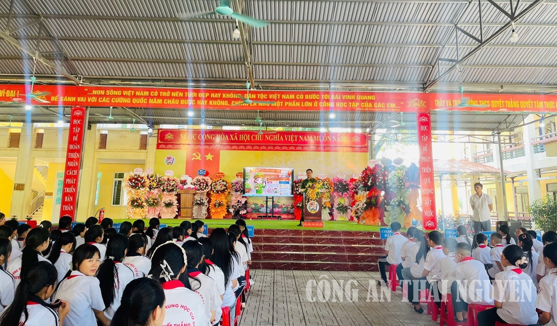 Công an phường tuyên truyền chuyên đề về "dao có tính sát thương cao"