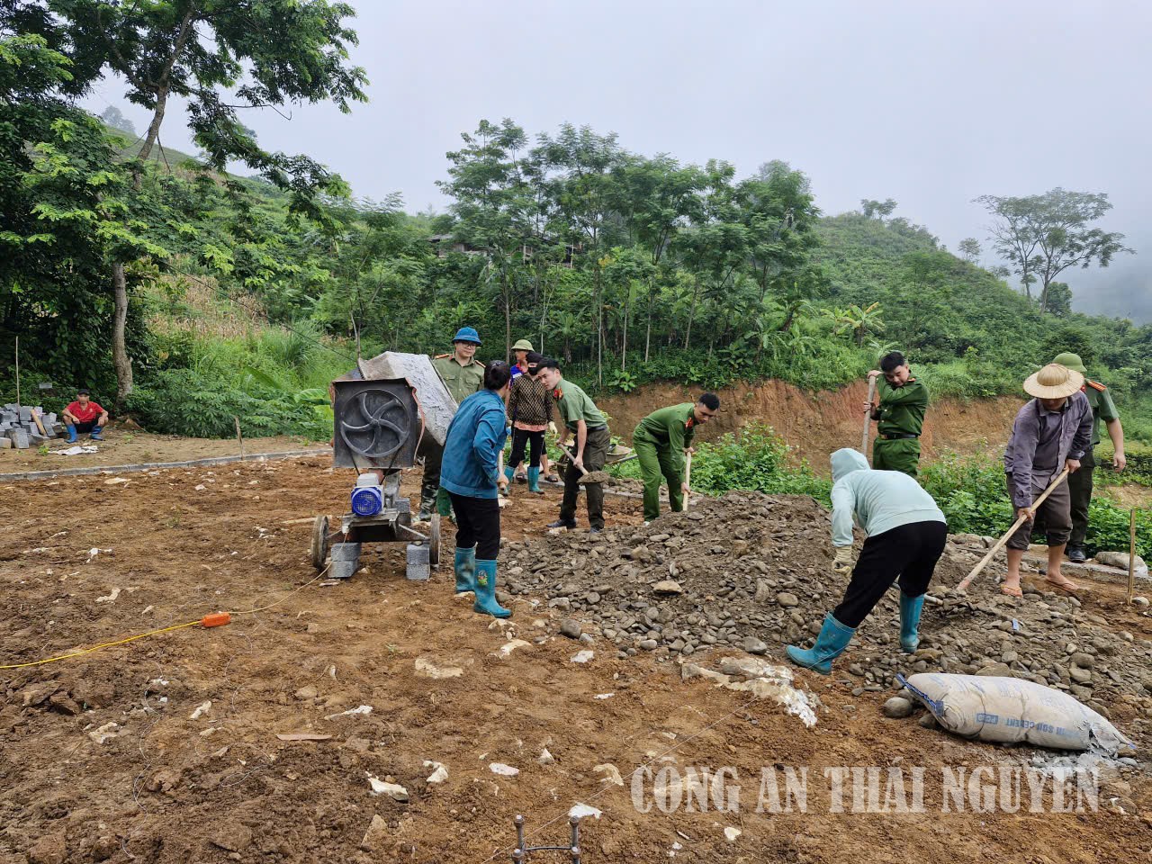 Cán bộ chiến sĩ Công an xã giúp đỡ hộ Triệu Thị Ta đổ nền nhà