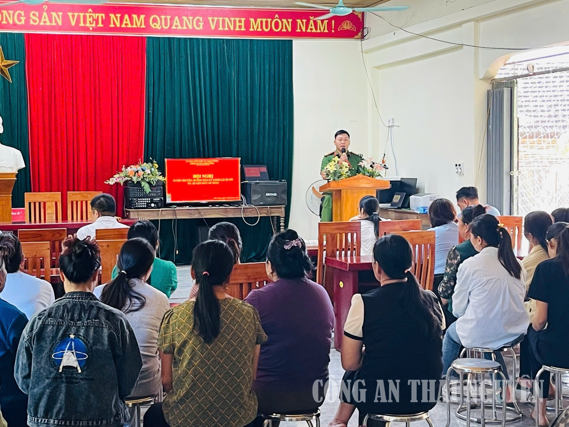 Cán bộ Công an xã tuyên truyền pháp luật tại các thôn