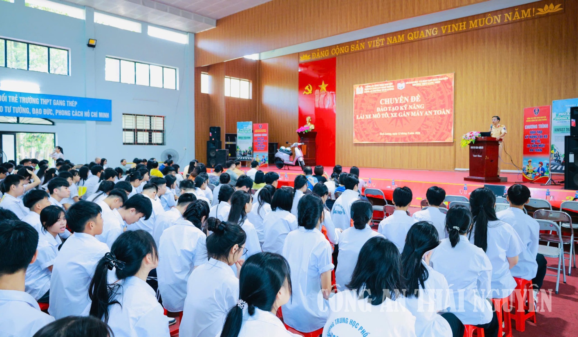 Cán bộ, giáo viên và học sinh Trường THPT Gang Thép được đào tạo kỹ năng lái xe gắn máy an toàn
