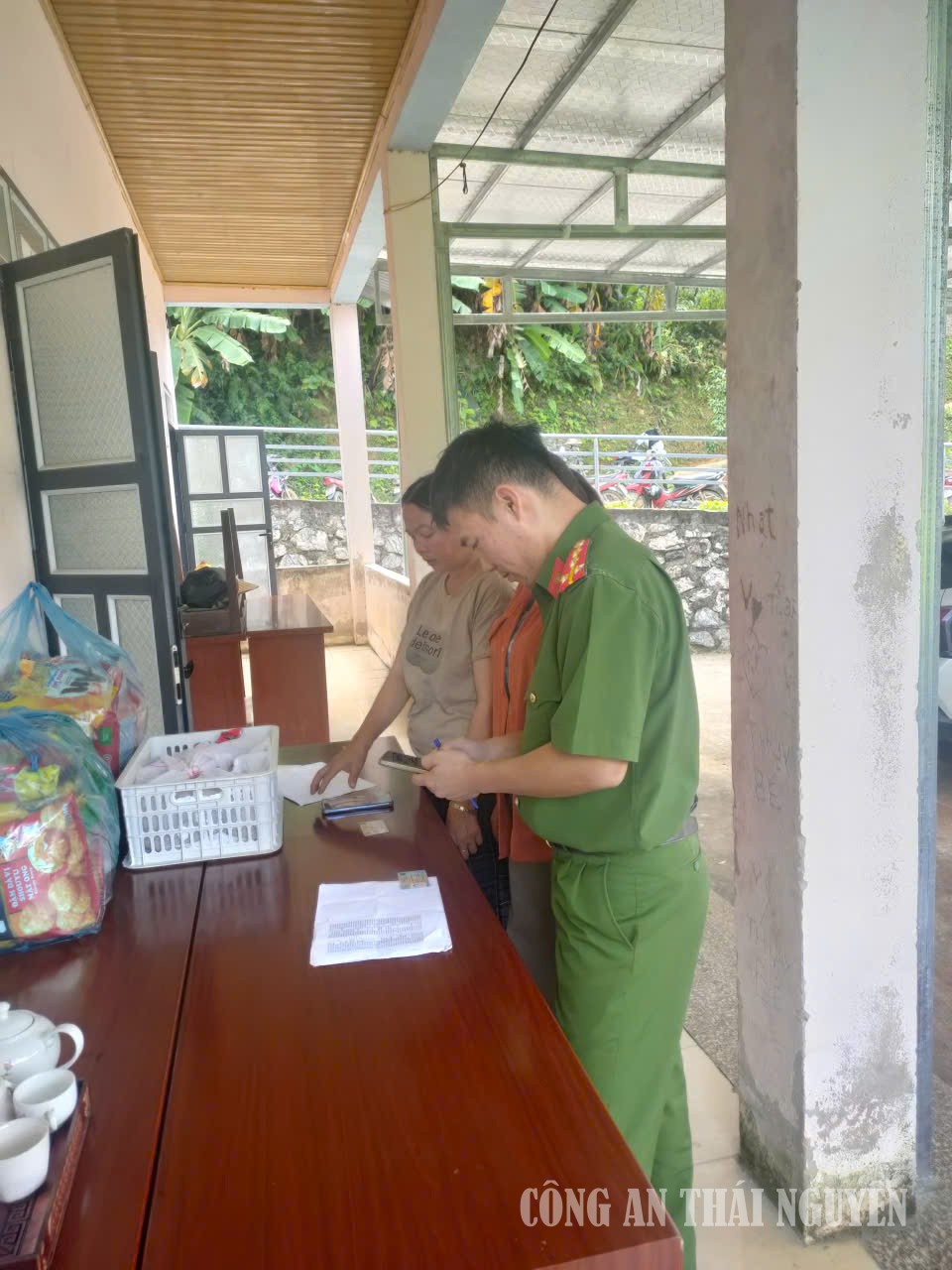 14 9 Công an Côn Minh tích cực hỗ trợ người dân kích hoạt tài khoản định danh mức 2 (3)