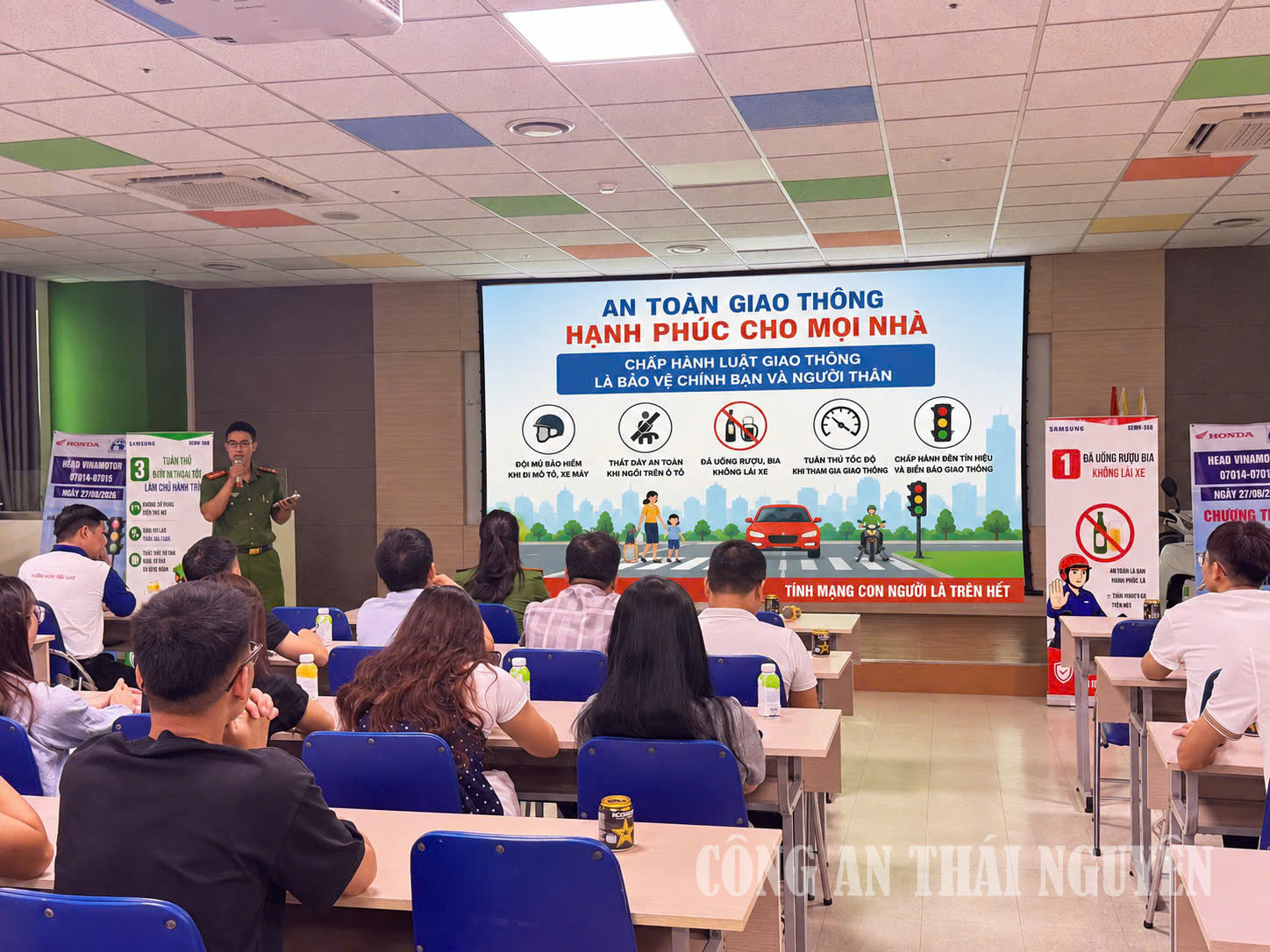 Đồn Công an Khu công nghiệp Yên Bình tuyên truyền pháp luật cho công nhân, người lao động