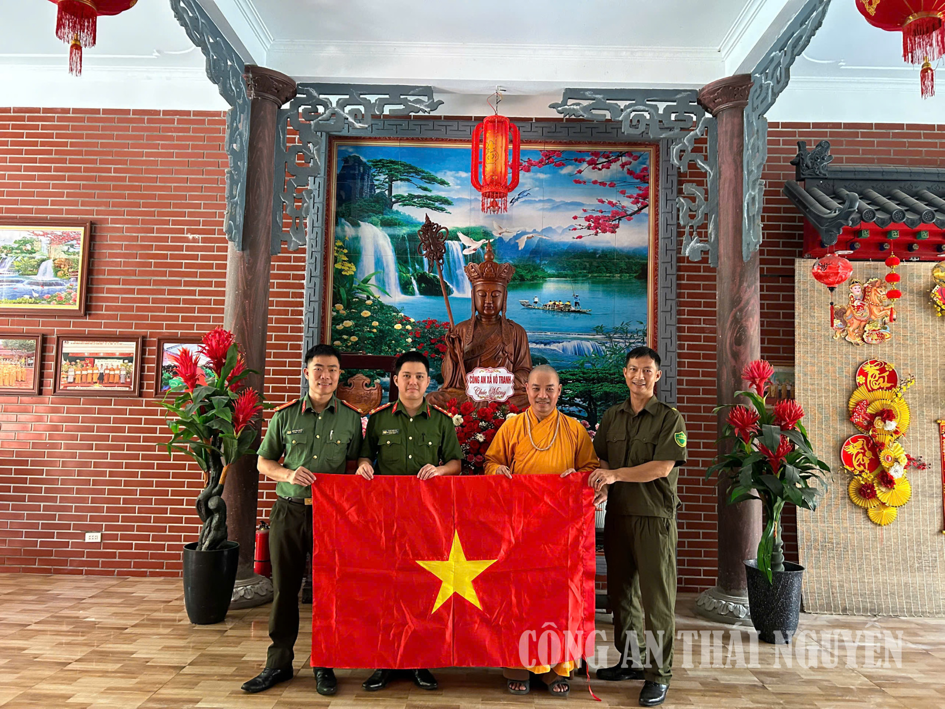 Công an xã Vô Tranh thăm, chúc mừng chùa Khánh Tân nhân dịp lễ Vu Lan
