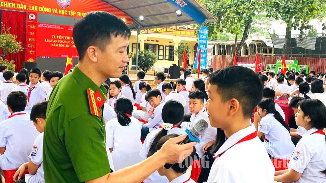 Công an phường Bách Quang tuyên truyền an toàn giao thông trong trường học