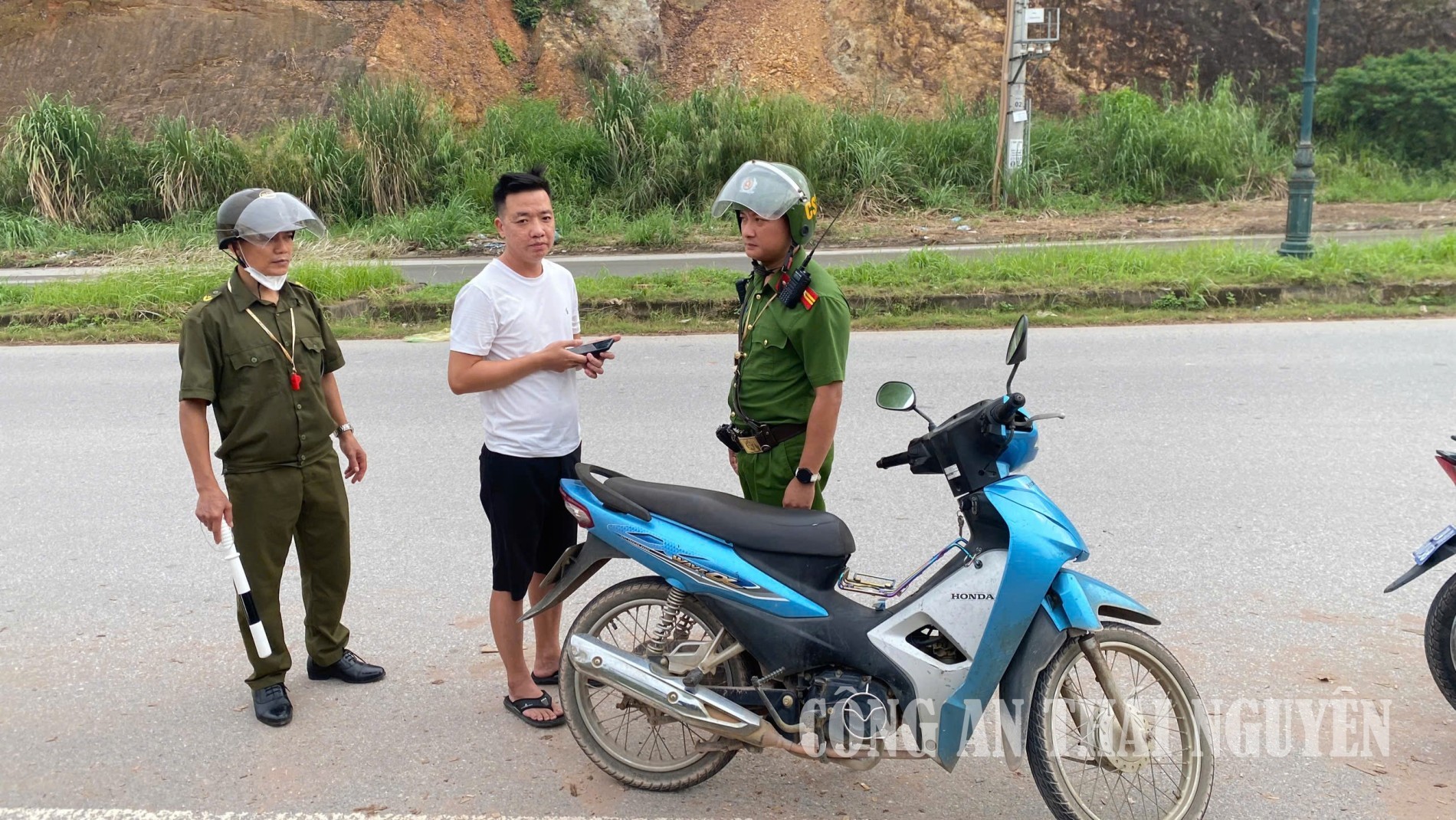 Phát huy vai trò lực lượng an ninh, trật tự ở cơ sở trong bảo đảm trật tự an toàn giao thông.