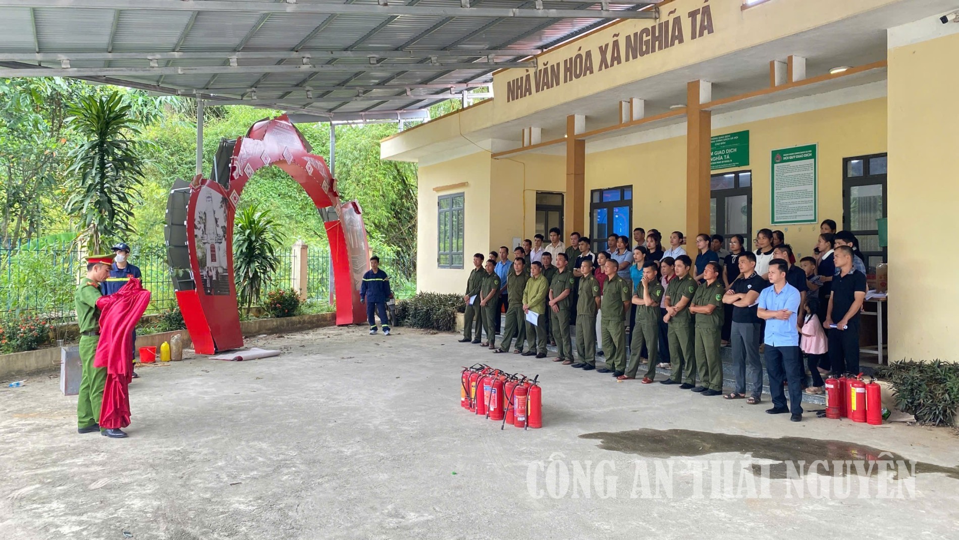 Công an xã Nghĩa Tá phối hợp Phòng PC07, Công an tỉnh tổ chức tập huấn kỹ năng phòng cháy, chữa cháy và cứu nạn, cứu hộ cho lực lượng tham gia bảo vệ ANTT ở cơ sở