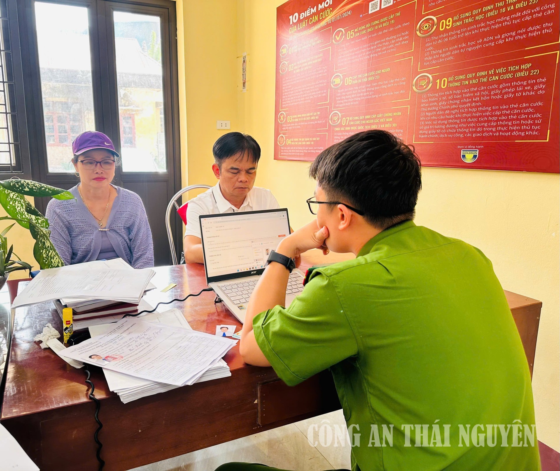 Hỗ trợ Nhân dân làm thủ tục cấp đổi giấy phép lái xe ôtô trên trang web: https://dvc-gplx.csgt.bocongan.gov.vn