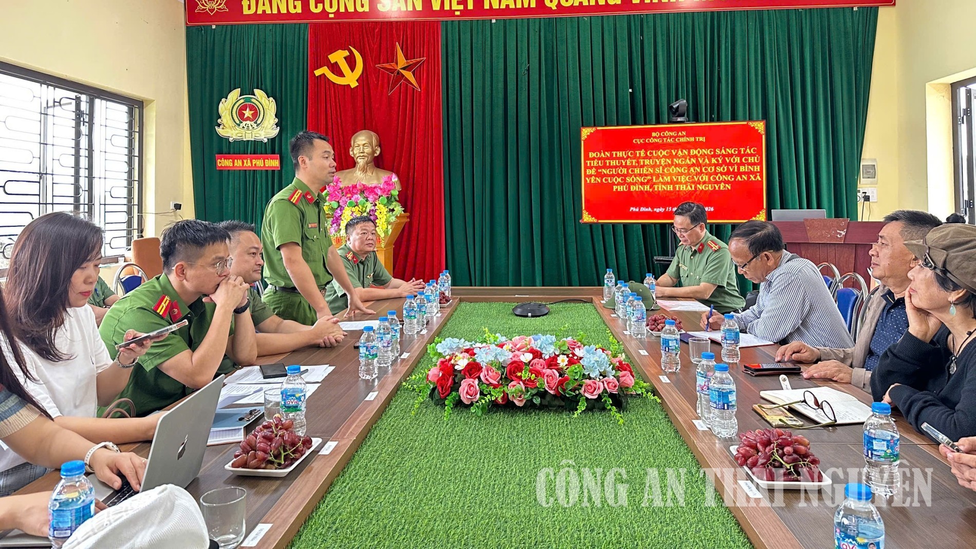 Đoàn văn nghệ sĩ thâm nhập thực tế tại Công an xã Phú Đình.