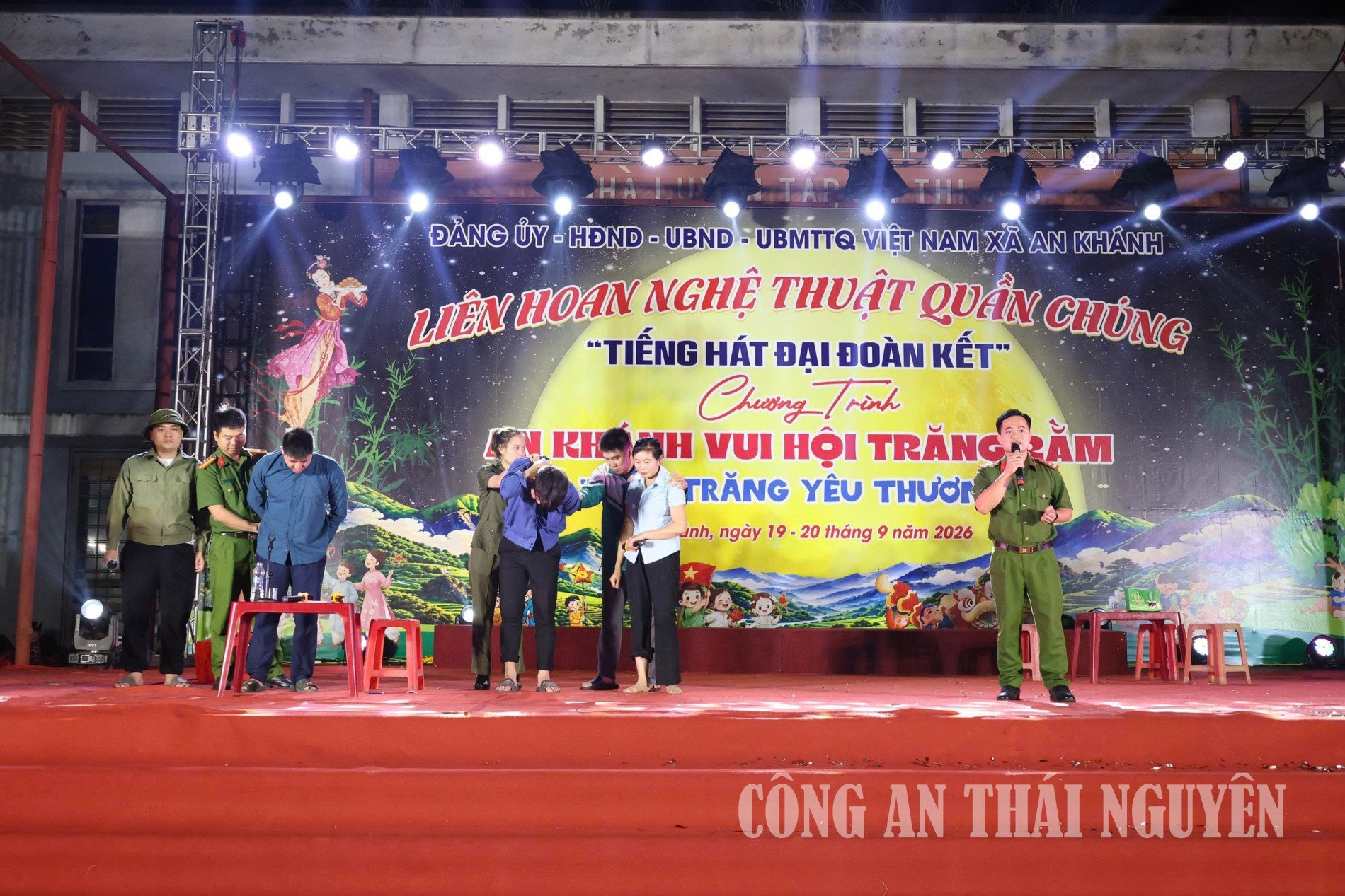 Tiểu phẩm sân khấu hóa “Một lần thử - cả đời hối hận” do Công an xã xây dựng tại liên hoan nghệ thuật quần chúng xã An Khánh.