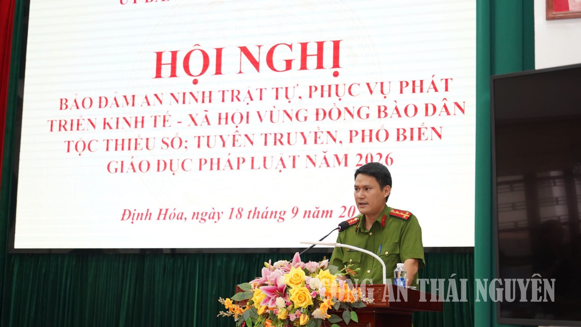 Báo cáo viên tuyên truyền, phổ biến giáo dục pháp luật cho bà con nhân dân.